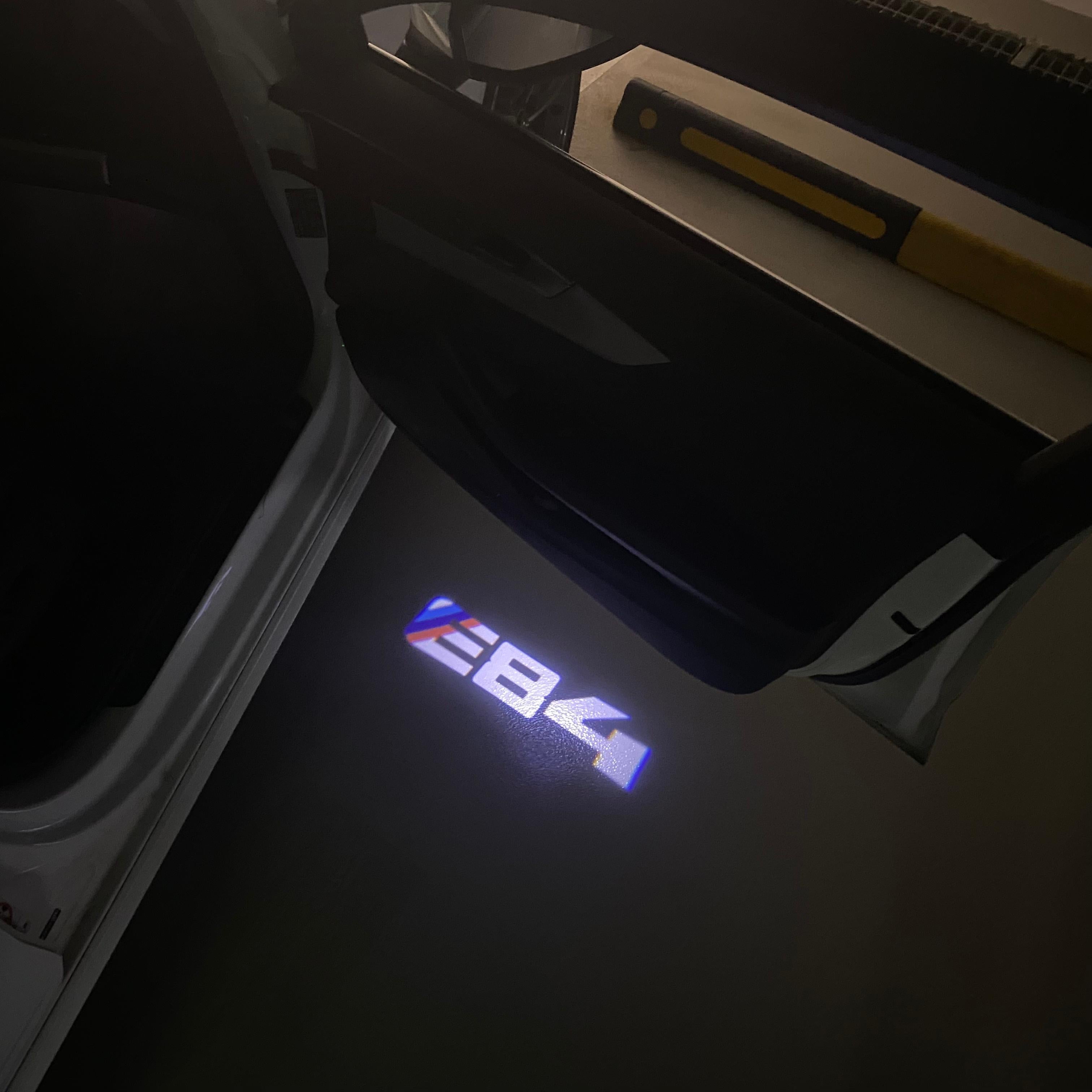 ÉCLAIRAGE DE PROJECTEUR BMW M3 LOGO Nr.24 (quantité 1 = 1 jeux / 2 feux de porte)