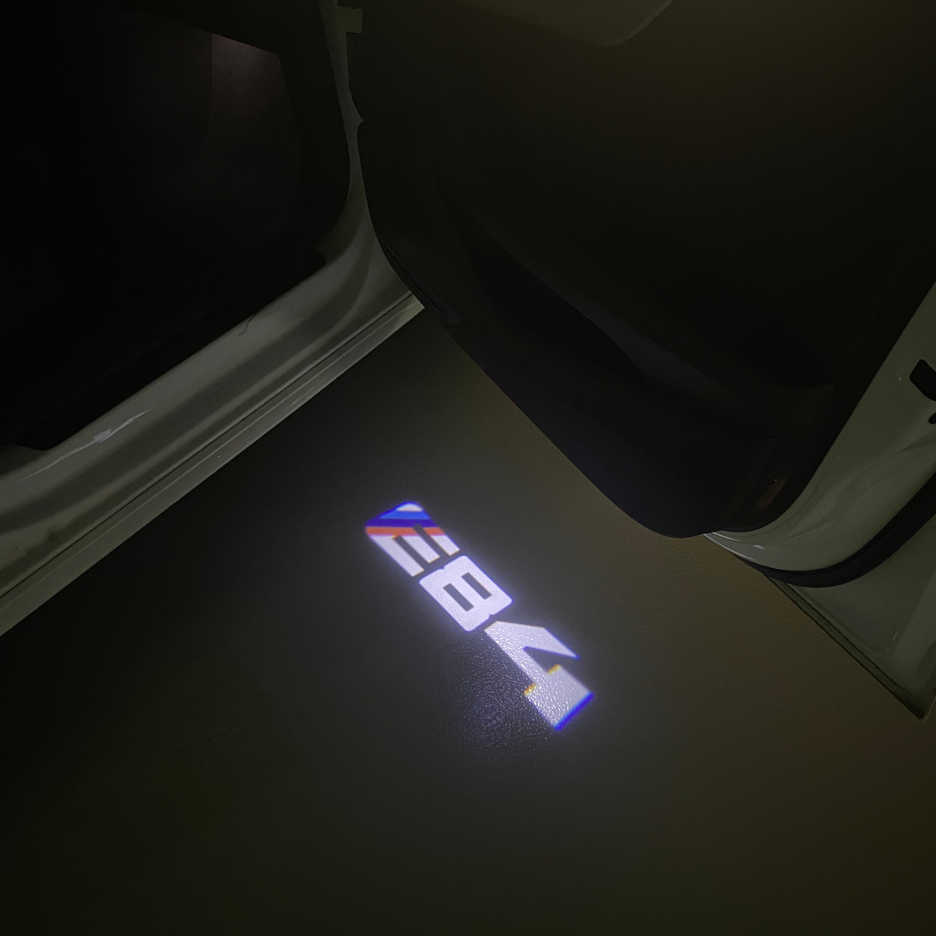 ÉCLAIRAGE DE PROJECTEUR BMW M3 LOGO Nr.24 (quantité 1 = 1 jeux / 2 feux de porte)