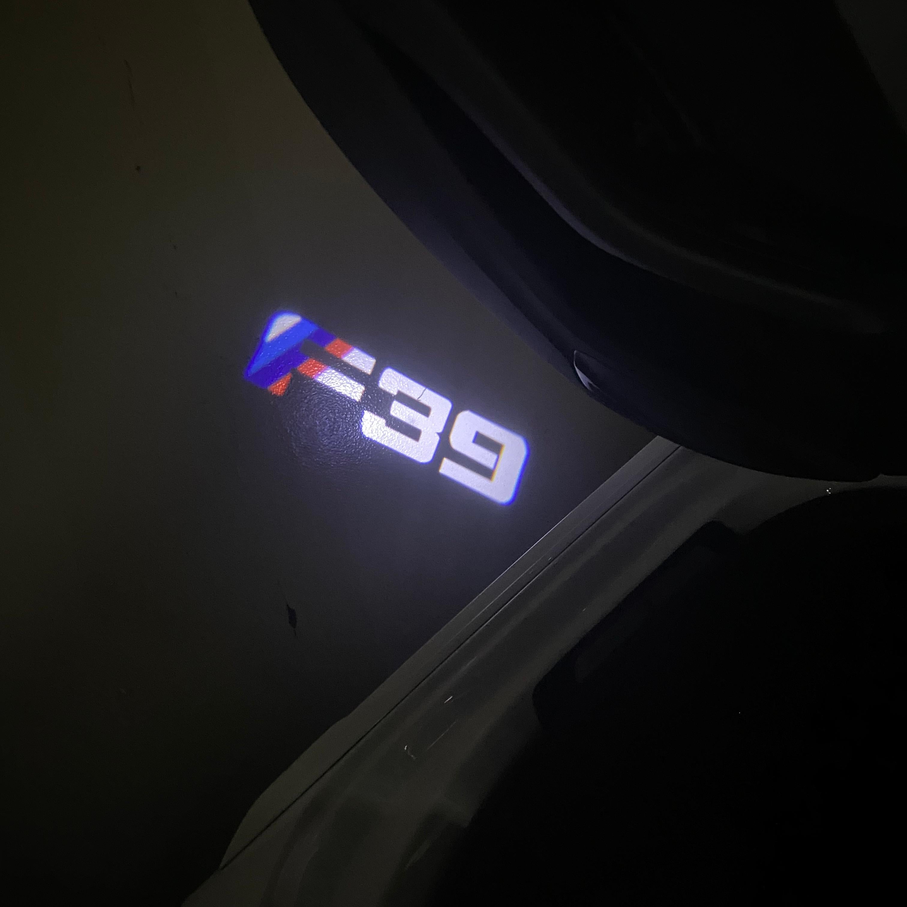 ÉCLAIRAGE DE PROJECTEUR BMW M3 LOGO Nr.24 (quantité 1 = 1 jeux / 2 feux de porte)