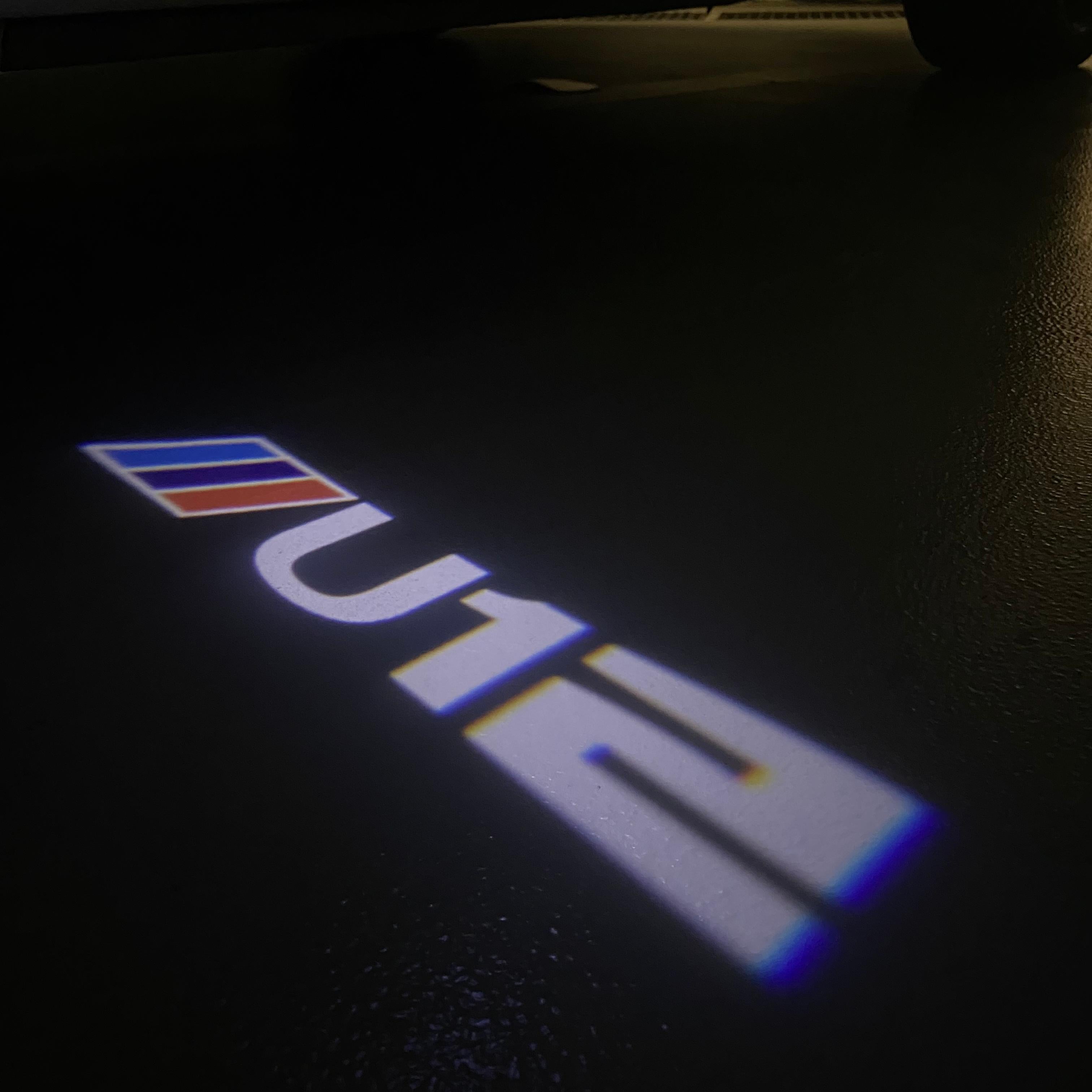 ÉCLAIRAGE DE PROJECTEUR BMW M3 LOGO Nr.24 (quantité 1 = 1 jeux / 2 feux de porte)
