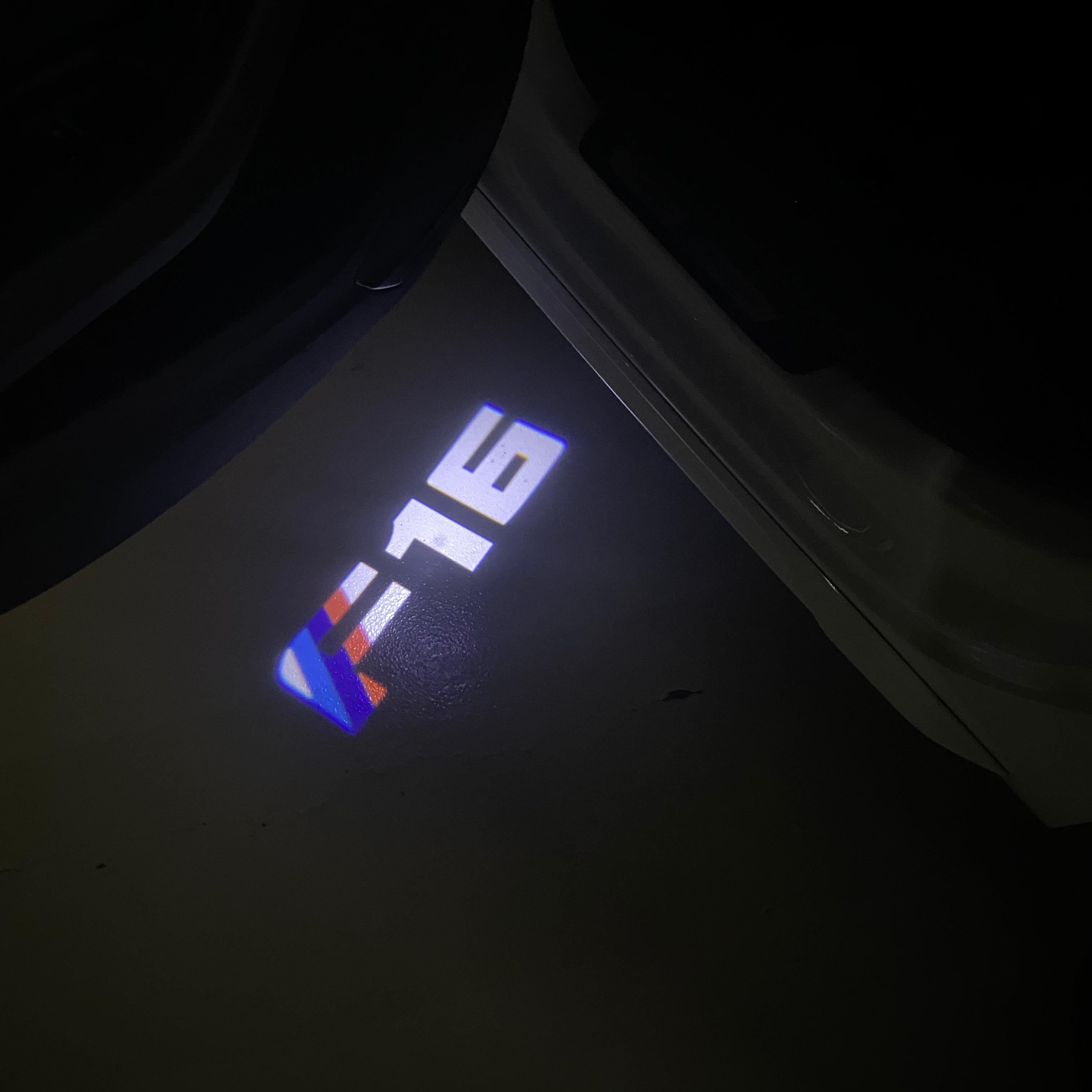 ÉCLAIRAGE DE PROJECTEUR BMW M3 LOGO Nr.24 (quantité 1 = 1 jeux / 2 feux de porte)