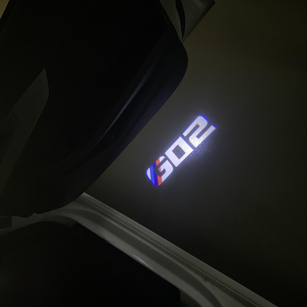BMW M3 LOGO PROJECTOR LIGHTS Nr.24 (الكمية 1 = 1 مجموعة / 2 أضواء باب)