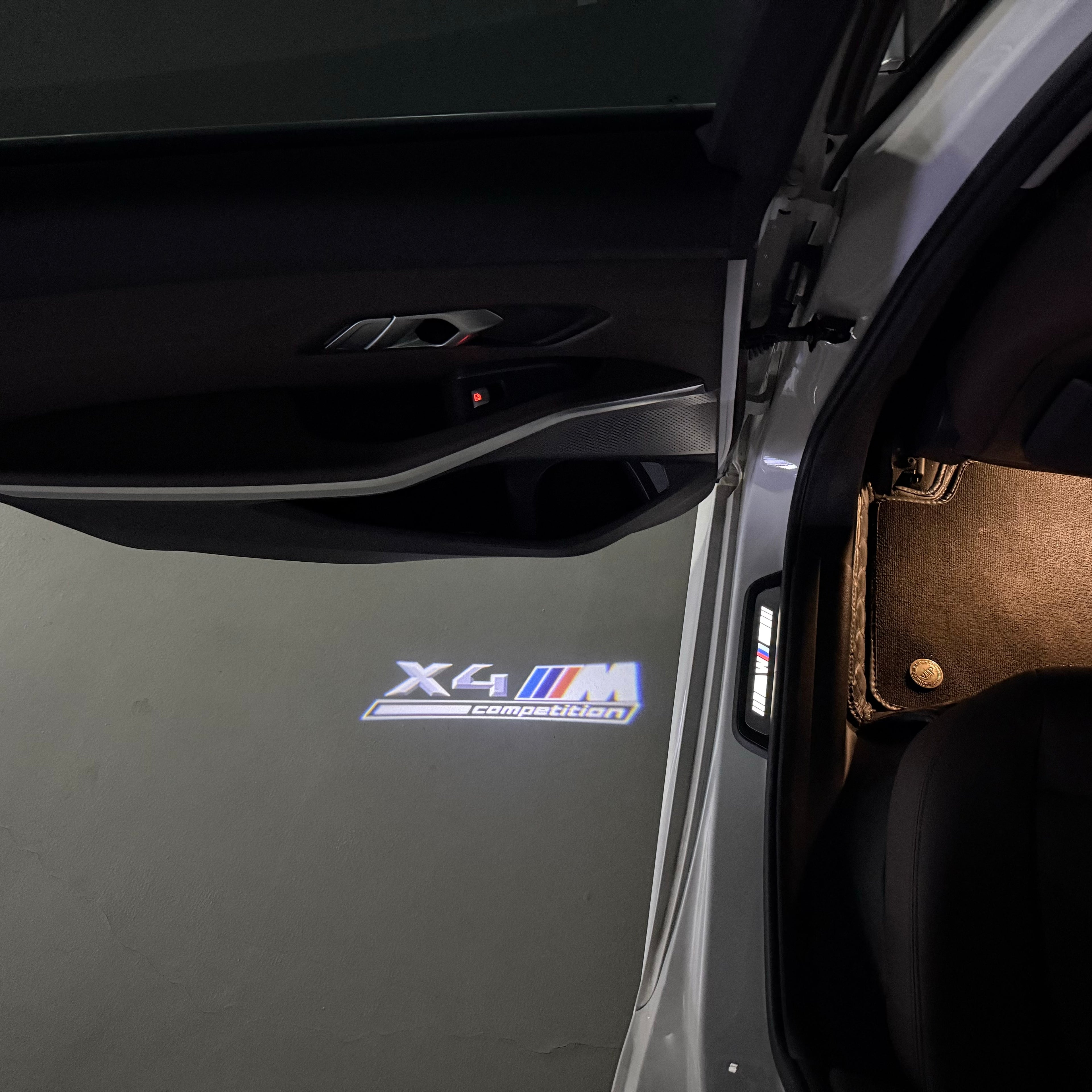 BMW M3 LOGO PROJECTOR LIGHTS Nr.24 (الكمية 1 = 1 مجموعة / 2 أضواء باب)
