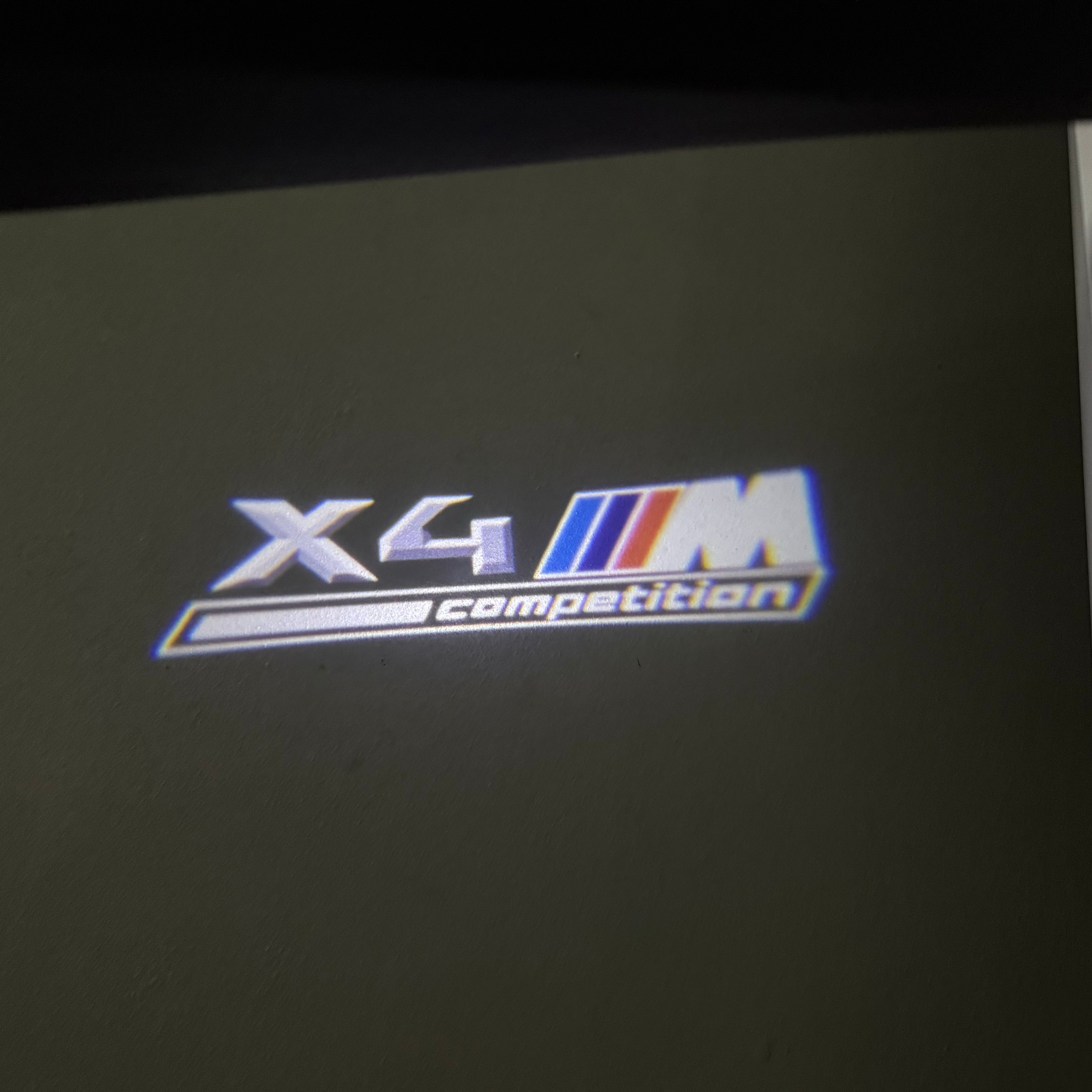 BMW M3 LOGO PROJECTOR LIGHTS Nr.24 (الكمية 1 = 1 مجموعة / 2 أضواء باب)