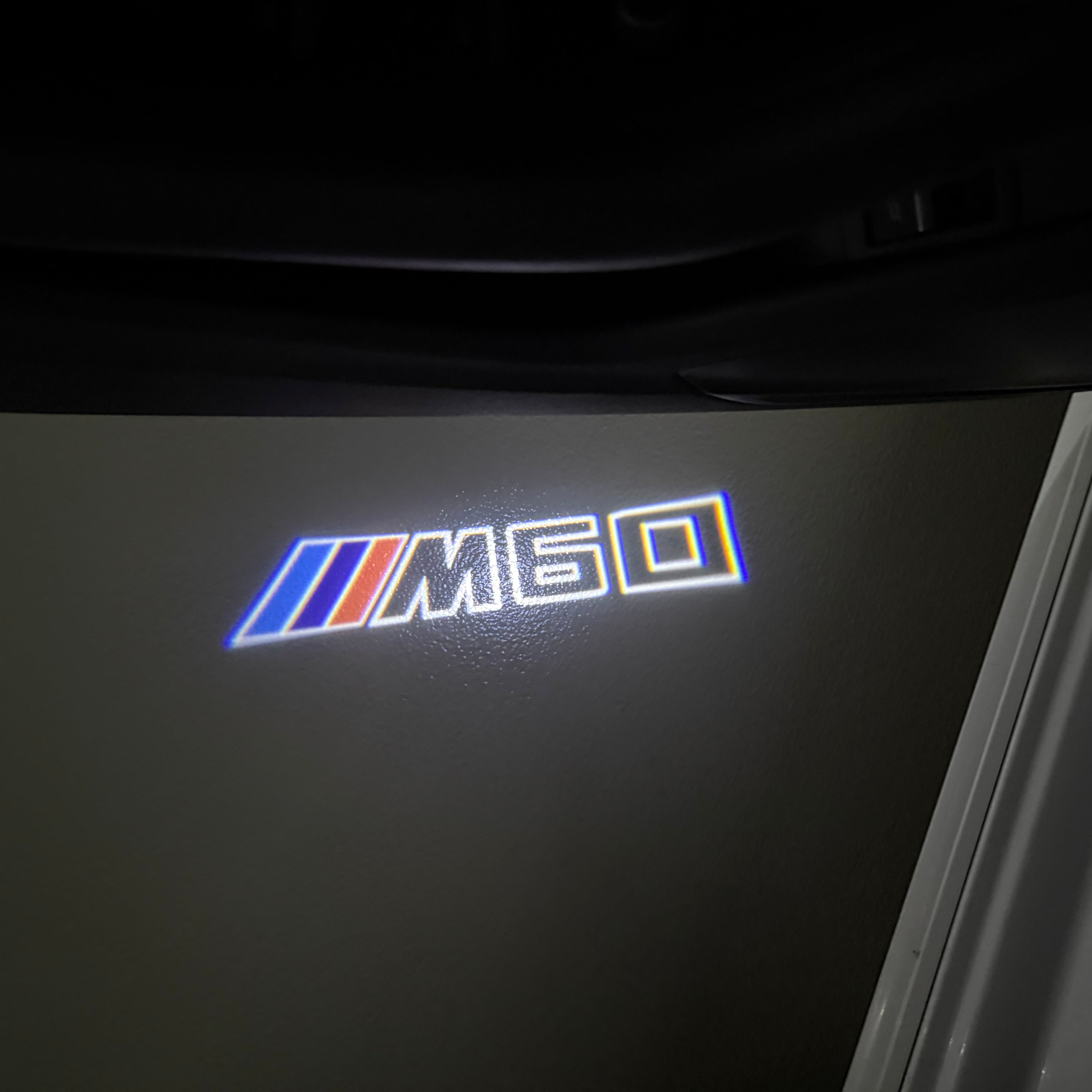 ÉCLAIRAGE DE PROJECTEUR BMW M3 LOGO Nr.24 (quantité 1 = 1 jeux / 2 feux de porte)