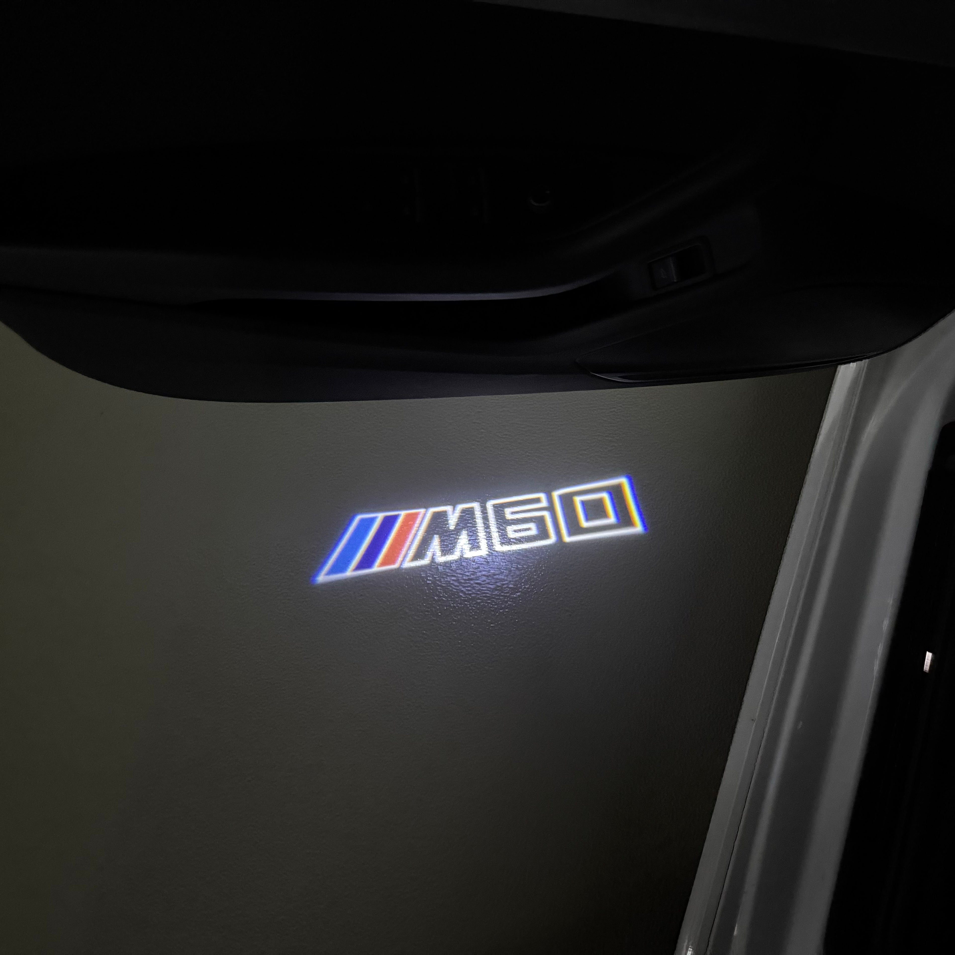 ÉCLAIRAGE DE PROJECTEUR BMW M3 LOGO Nr.24 (quantité 1 = 1 jeux / 2 feux de porte)