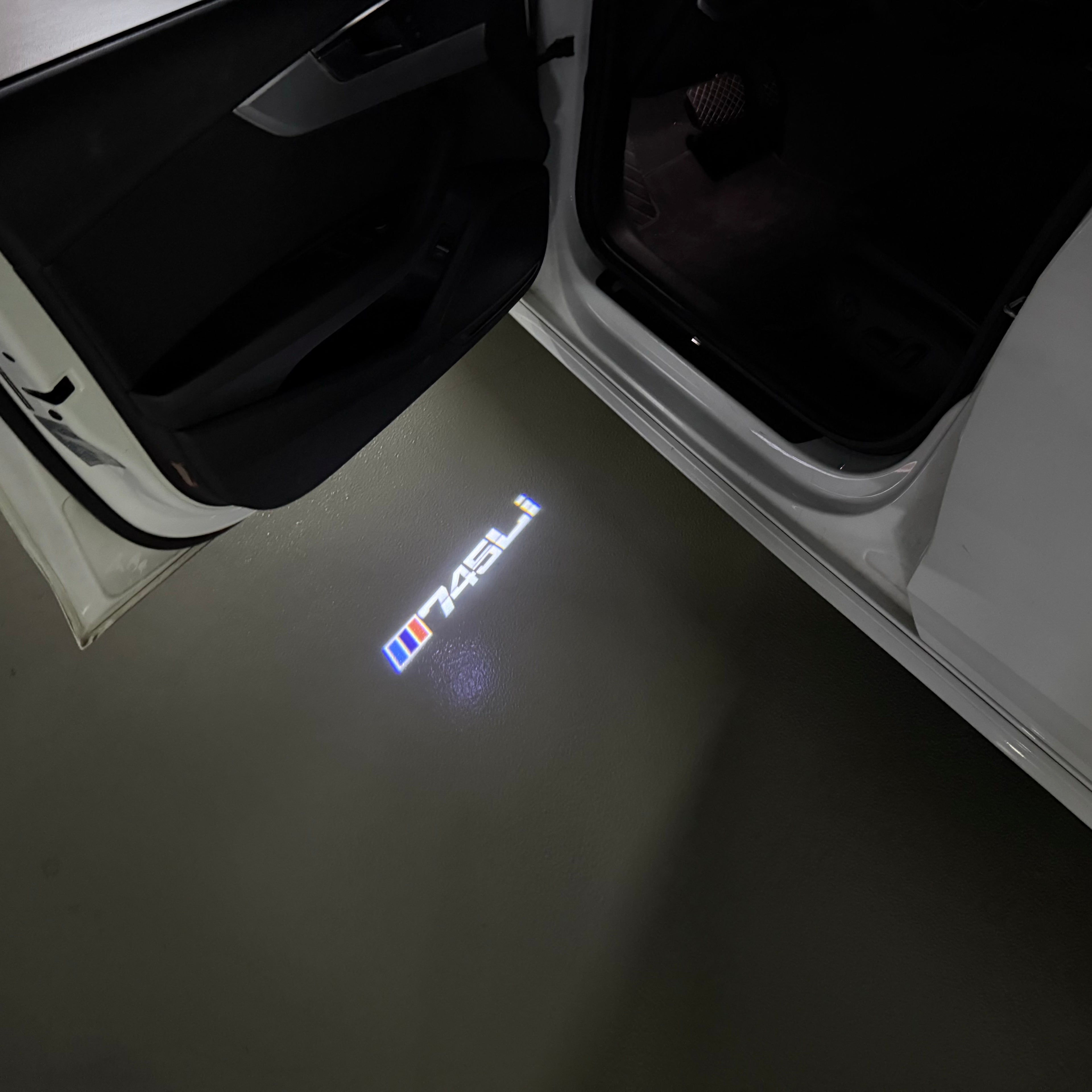 BMW M3 LOGO PROJECTOR LIGHTS Nr.24 (الكمية 1 = 1 مجموعة / 2 أضواء باب)
