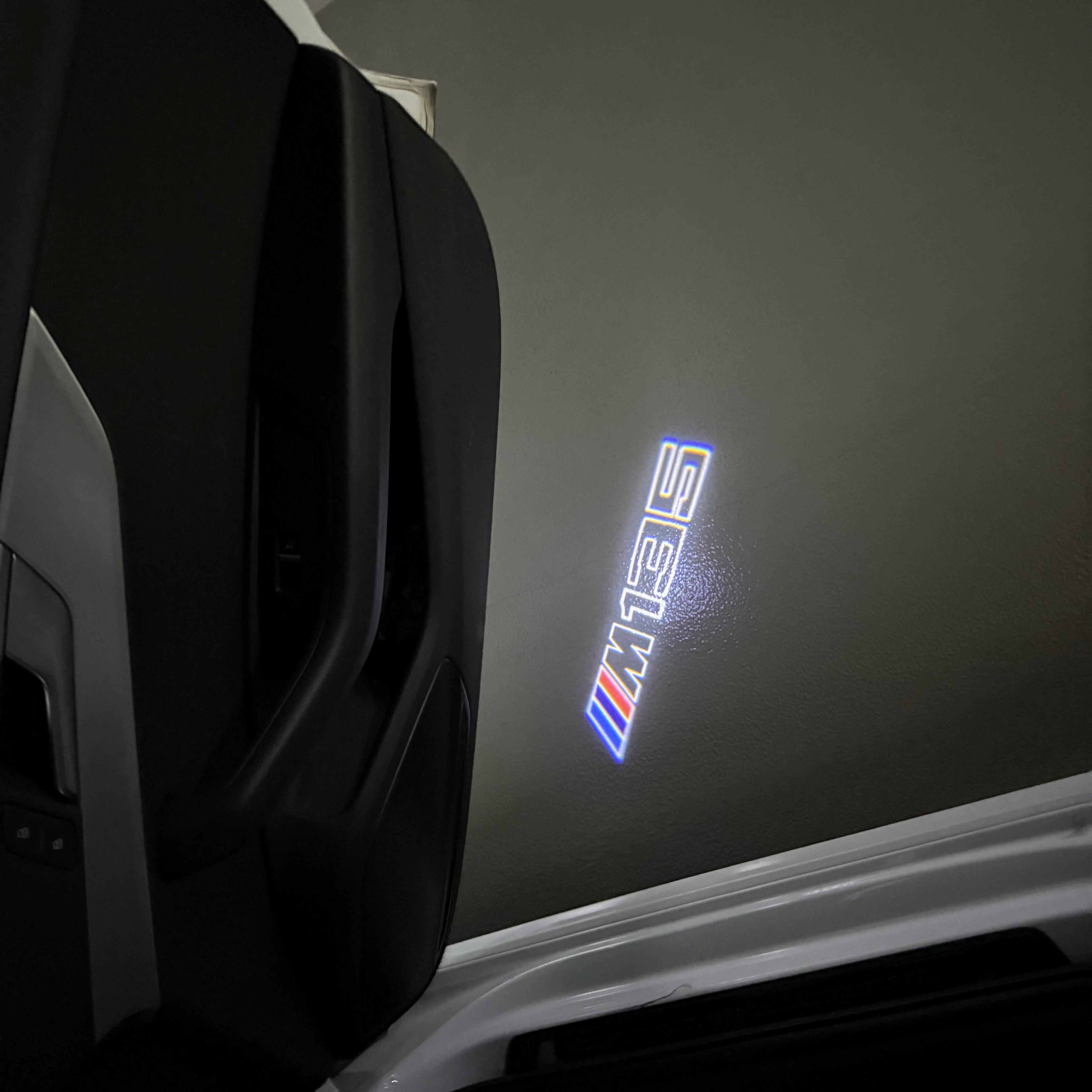 BMW M3 LOGO PROJECTOR LIGHTS Nr.24 (الكمية 1 = 1 مجموعة / 2 أضواء باب)