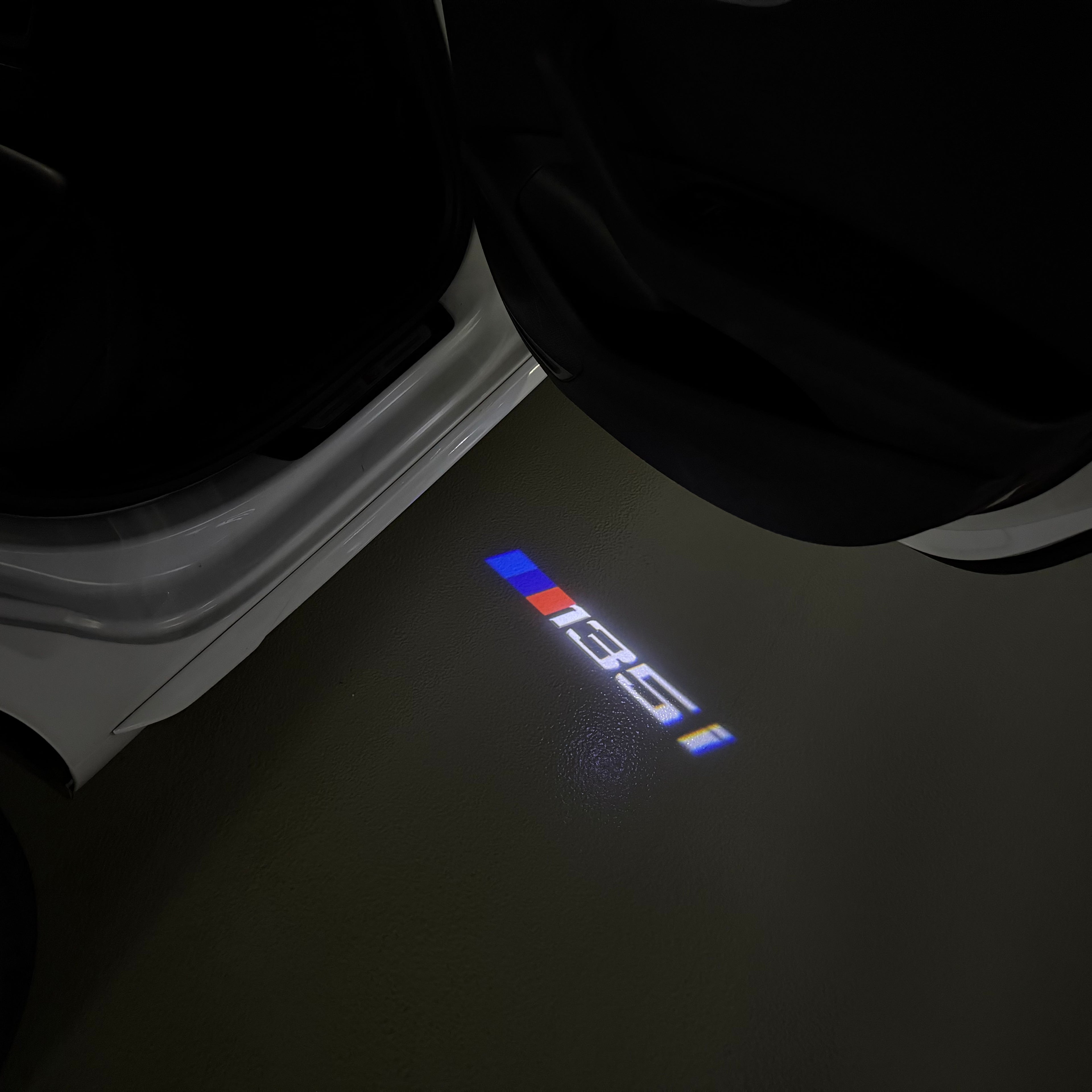 BMW M3 LOGO PROJECTOR LIGHTS Nr.24 (الكمية 1 = 1 مجموعة / 2 أضواء باب)