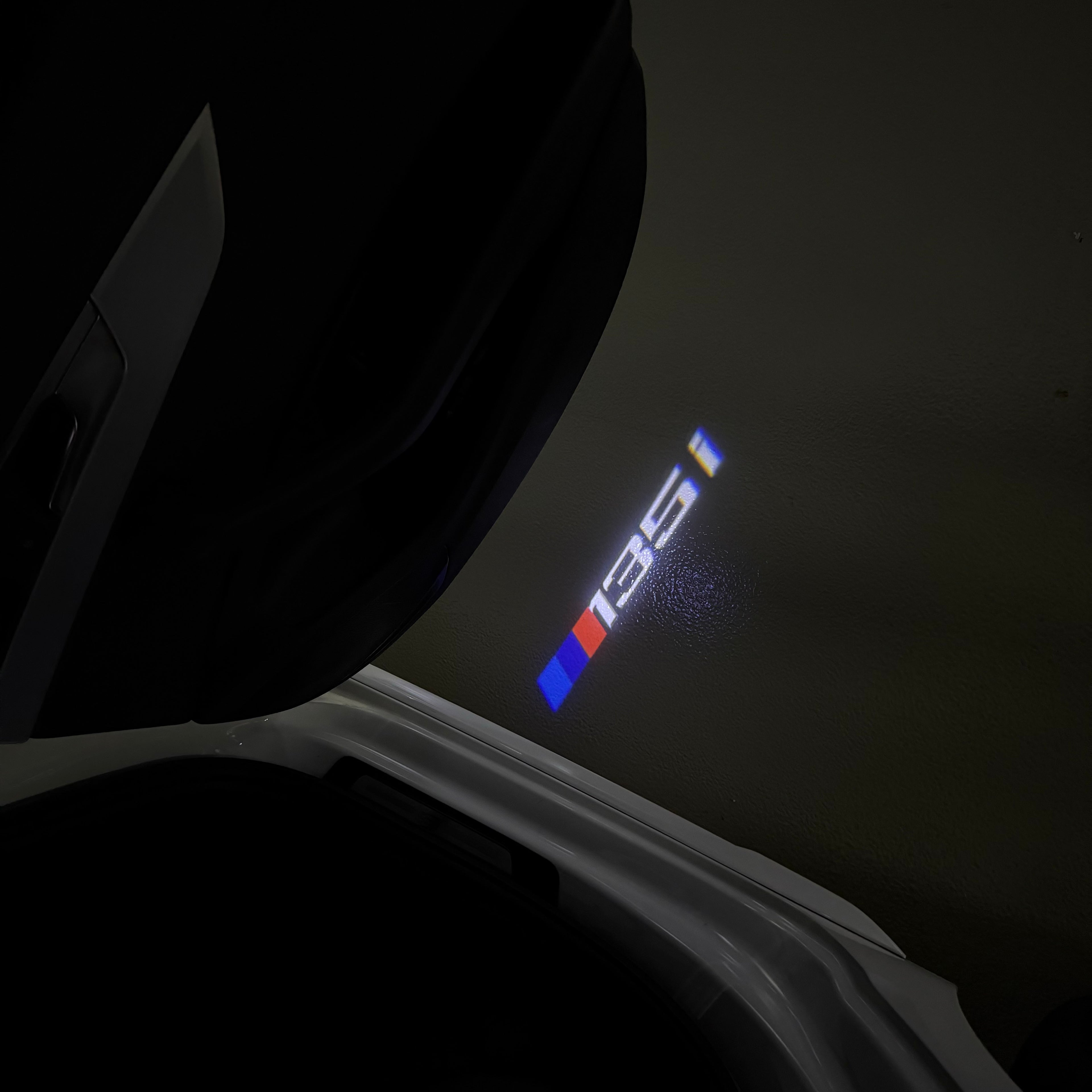 BMW M3 LOGO PROJECTOR LIGHTS Nr.24 (الكمية 1 = 1 مجموعة / 2 أضواء باب)