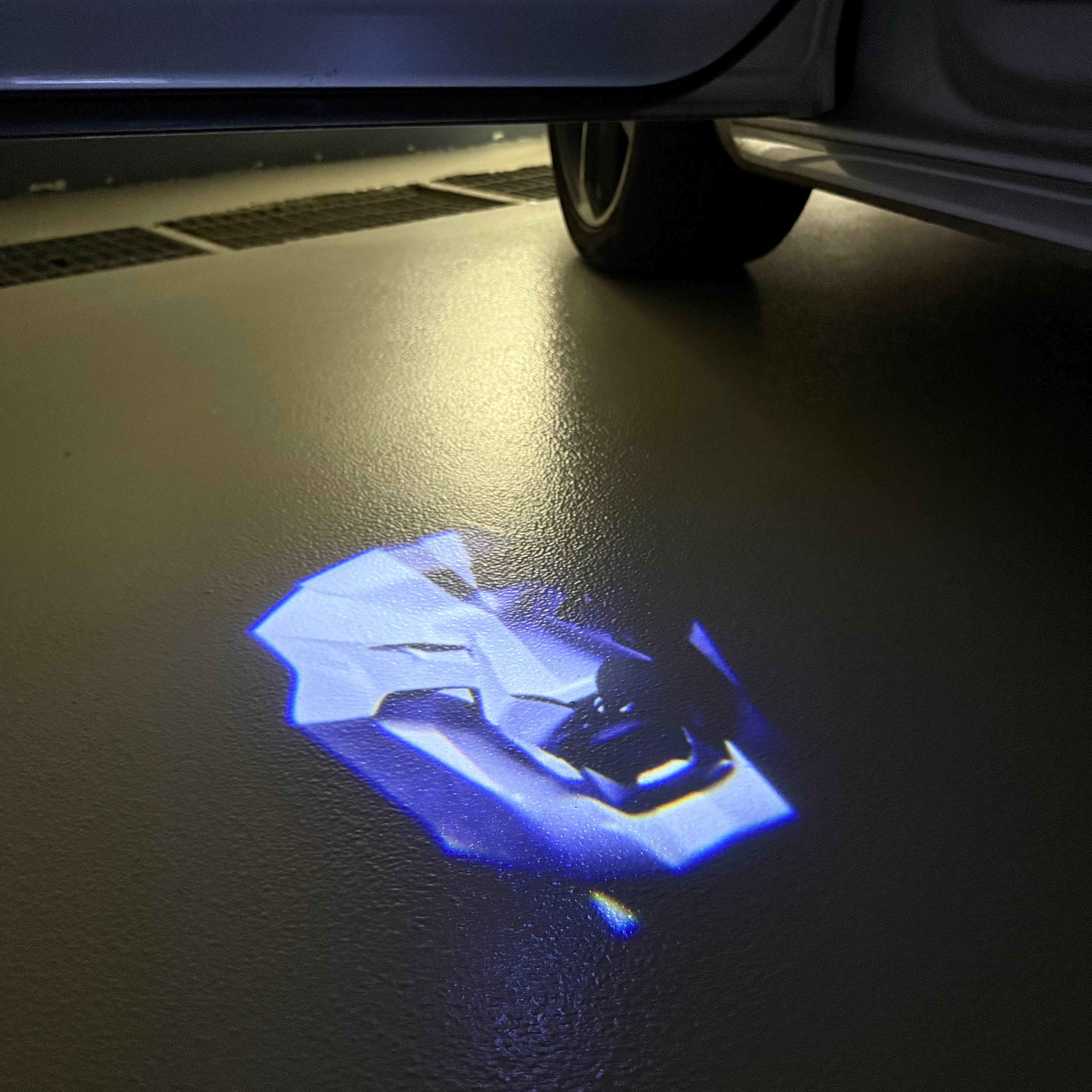 BMW M3 LOGO PROJECTOR LIGHTS Nr.24 (الكمية 1 = 1 مجموعة / 2 أضواء باب)