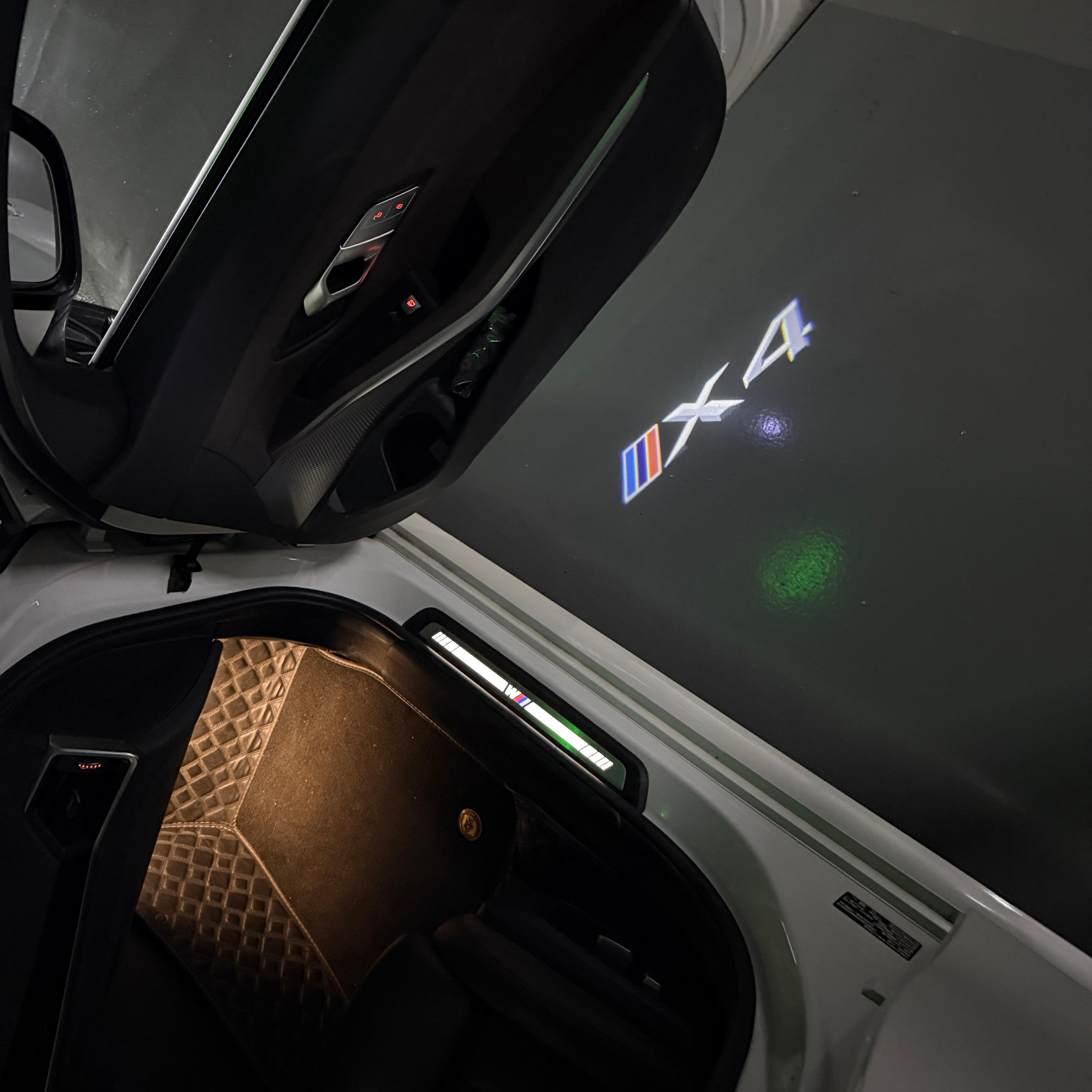 BMW M3 LOGO PROJECTOR LIGHTS Nr.24 (الكمية 1 = 1 مجموعة / 2 أضواء باب)