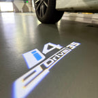 BMW M3 LOGO PROJECTOR LIGHTS Nr.24 (الكمية 1 = 1 مجموعة / 2 أضواء باب)