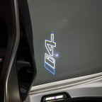 BMW M3 LOGO PROJECTOR LIGHTS Nr.24 (الكمية 1 = 1 مجموعة / 2 أضواء باب)