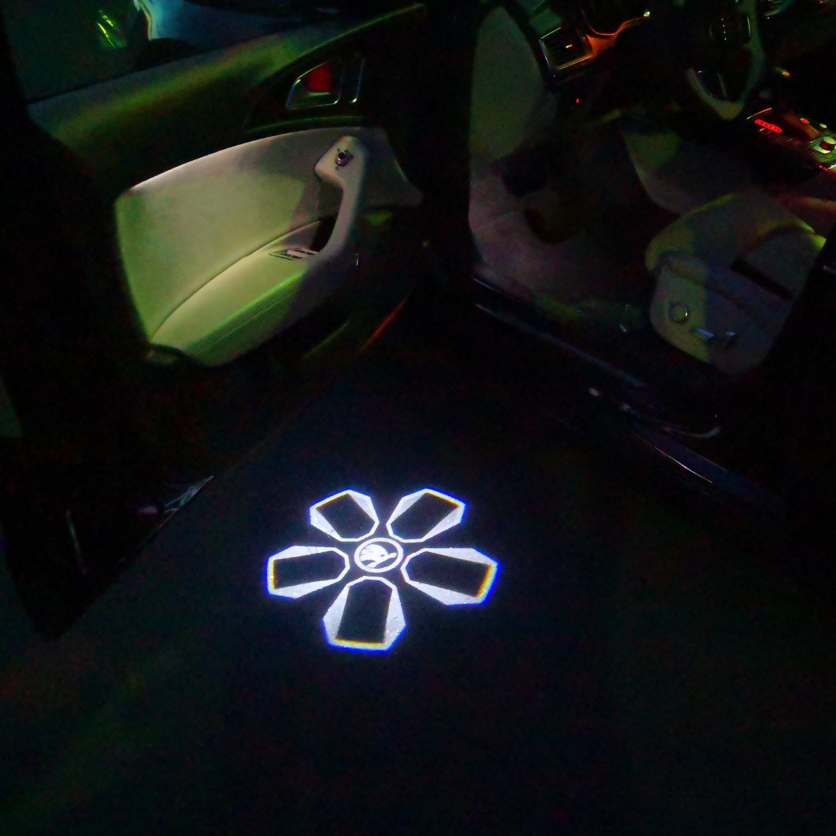 SKODA LOGO PROJECTOR LIGHTS Nr. 02 (cantidad 1 = 2 logo película / 2 luces de puerta)