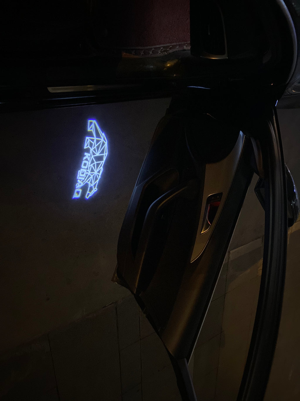 SKODA KODIAQ LOGO PROJECTOT LIGHTS Nr.68 (quantité 1 = 2 Logo Film / 2 portes lumières)