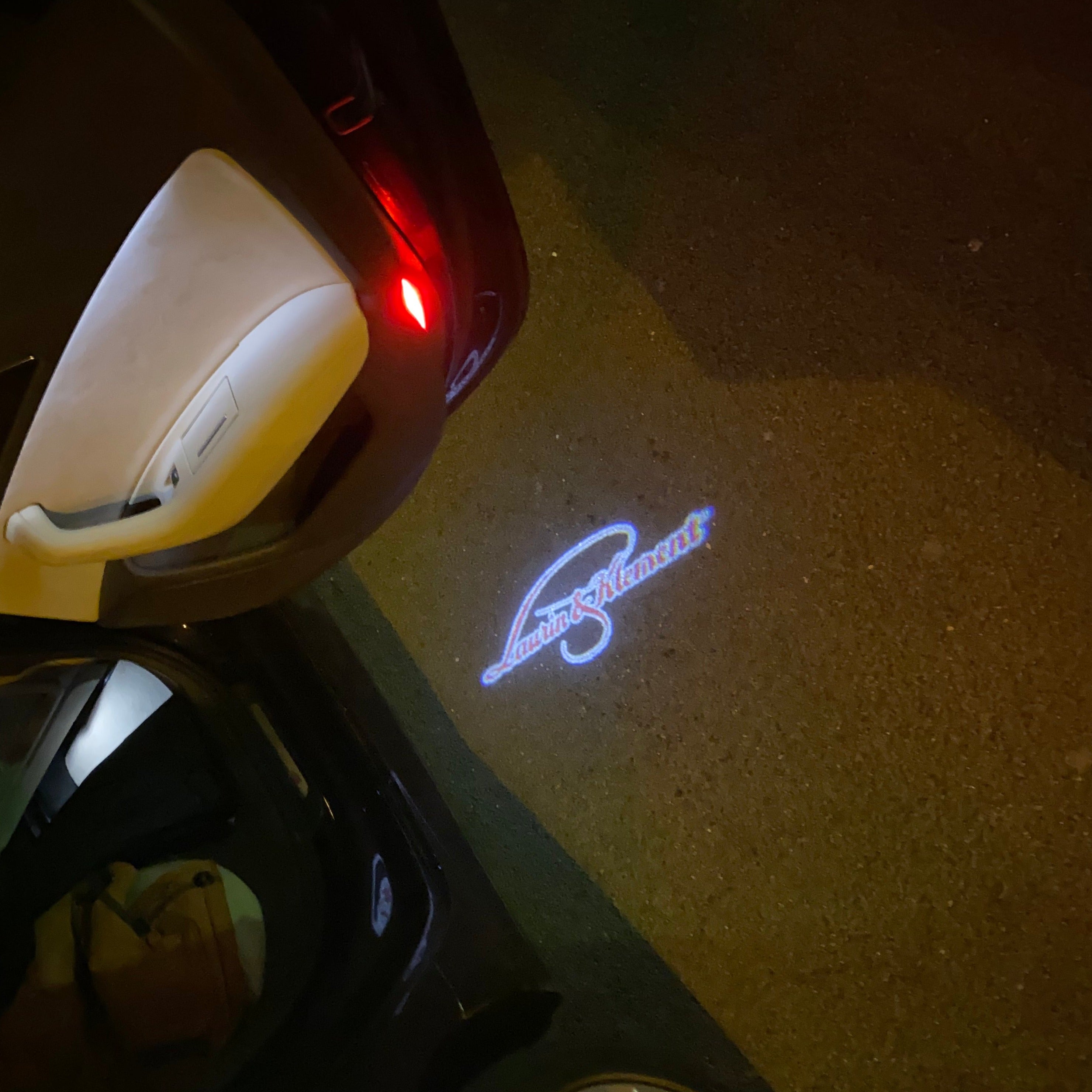 SKODA Laurin&klement LOGO PROJECTOT LIGHTS Nr.19 (cantidad 1 = 2 logo films /2 luces de puerta)