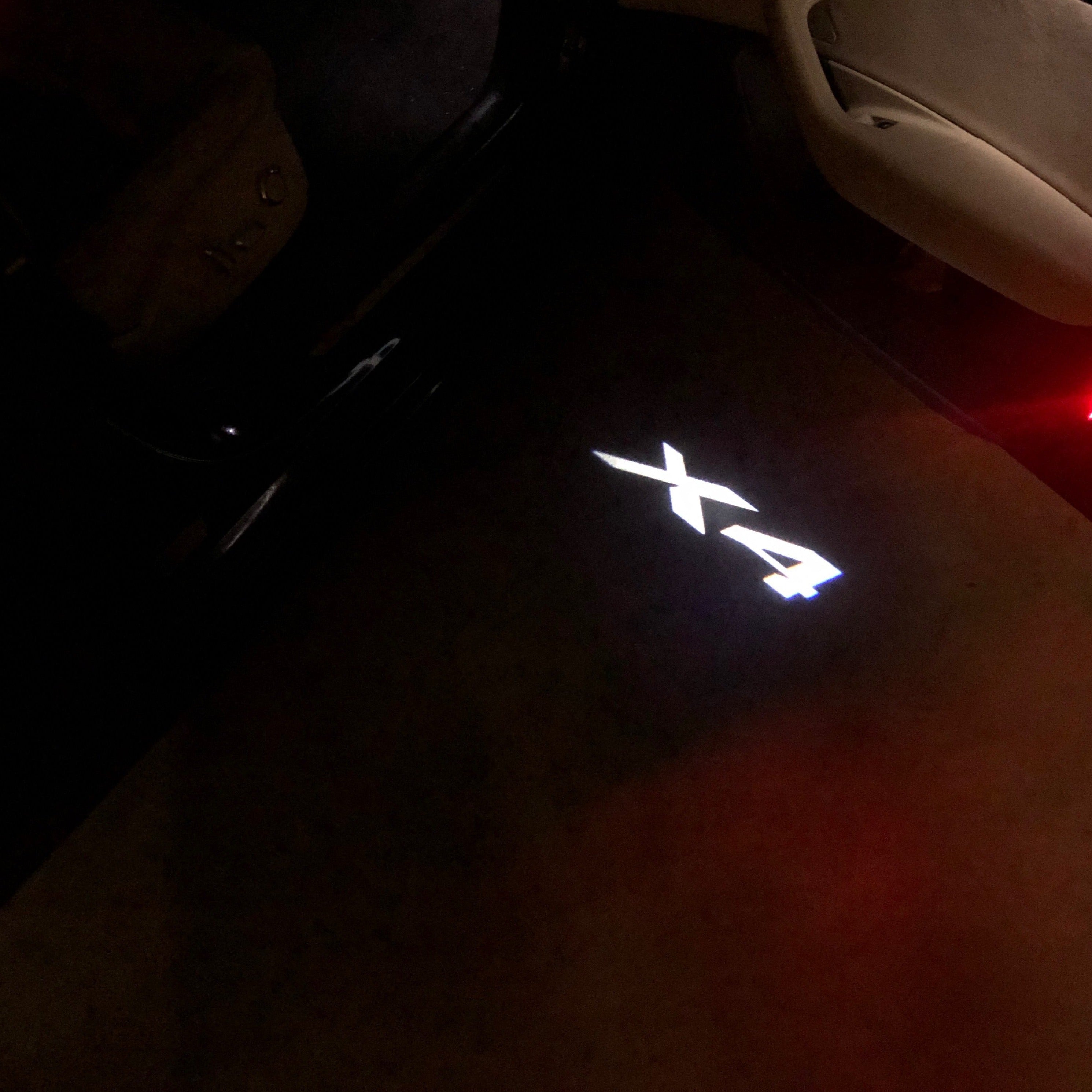 BMW X4 LOGO PROJECTOR LIGHTS Nr.26 (الكمية 1 = 1 مجموعة / 2 أضواء باب)