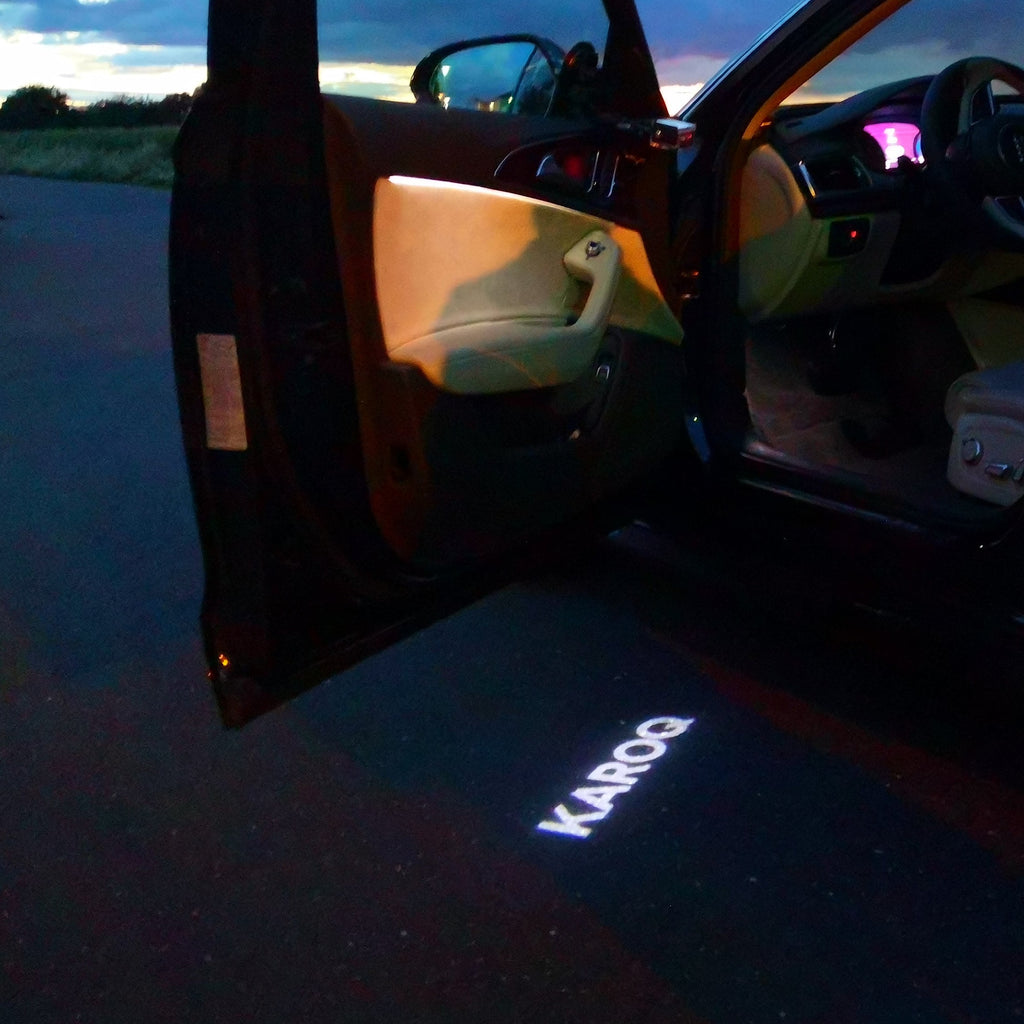 SKODA KAROQ LOGO LIGHTS Nr.84 (الكمية 1 = 2 شعار فيلم / 2 مصباح باب)