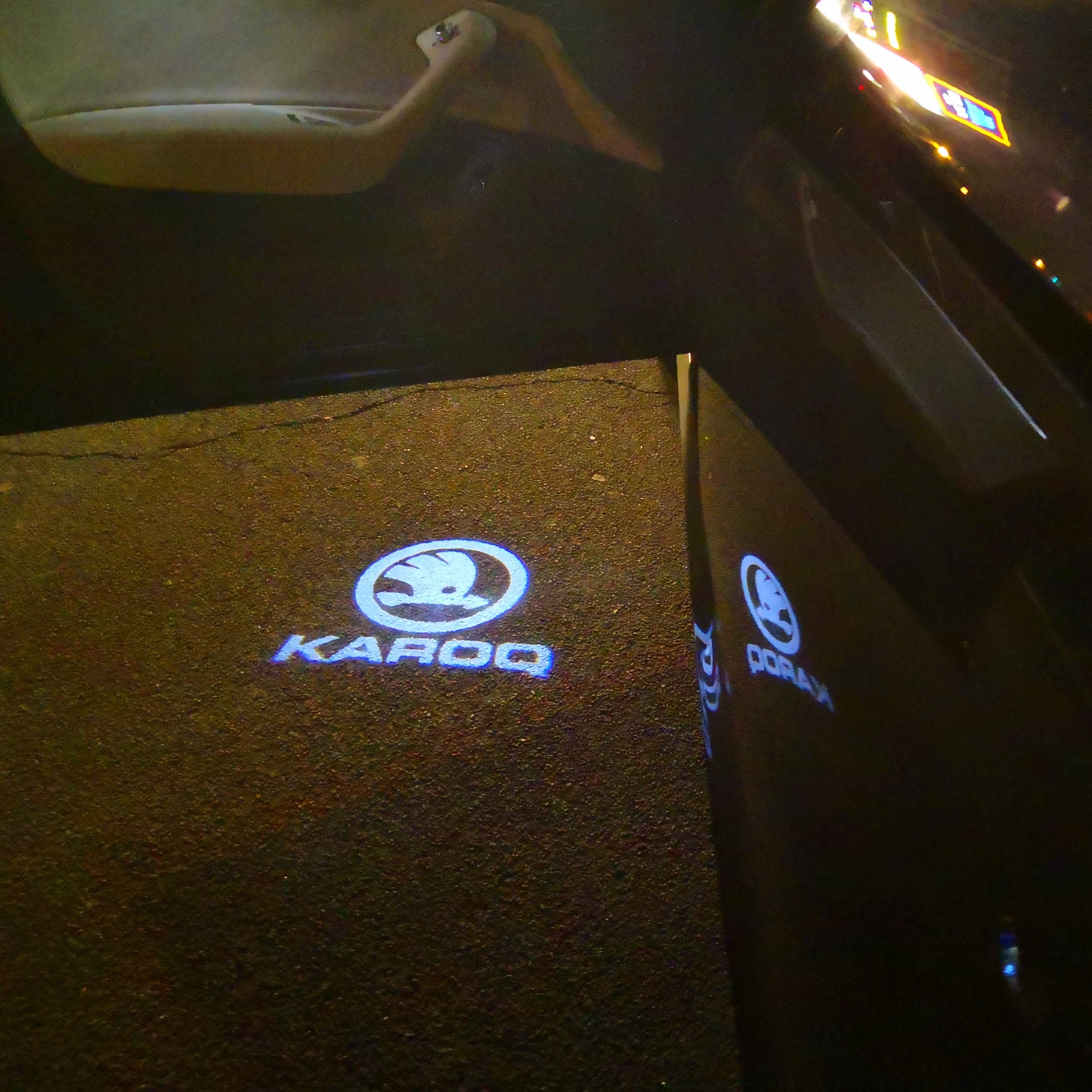 SKODA KAROQ LOGO LIGHTS Nr.50 (cantidad 1 = 2 logo película / 2 luces de puerta)
