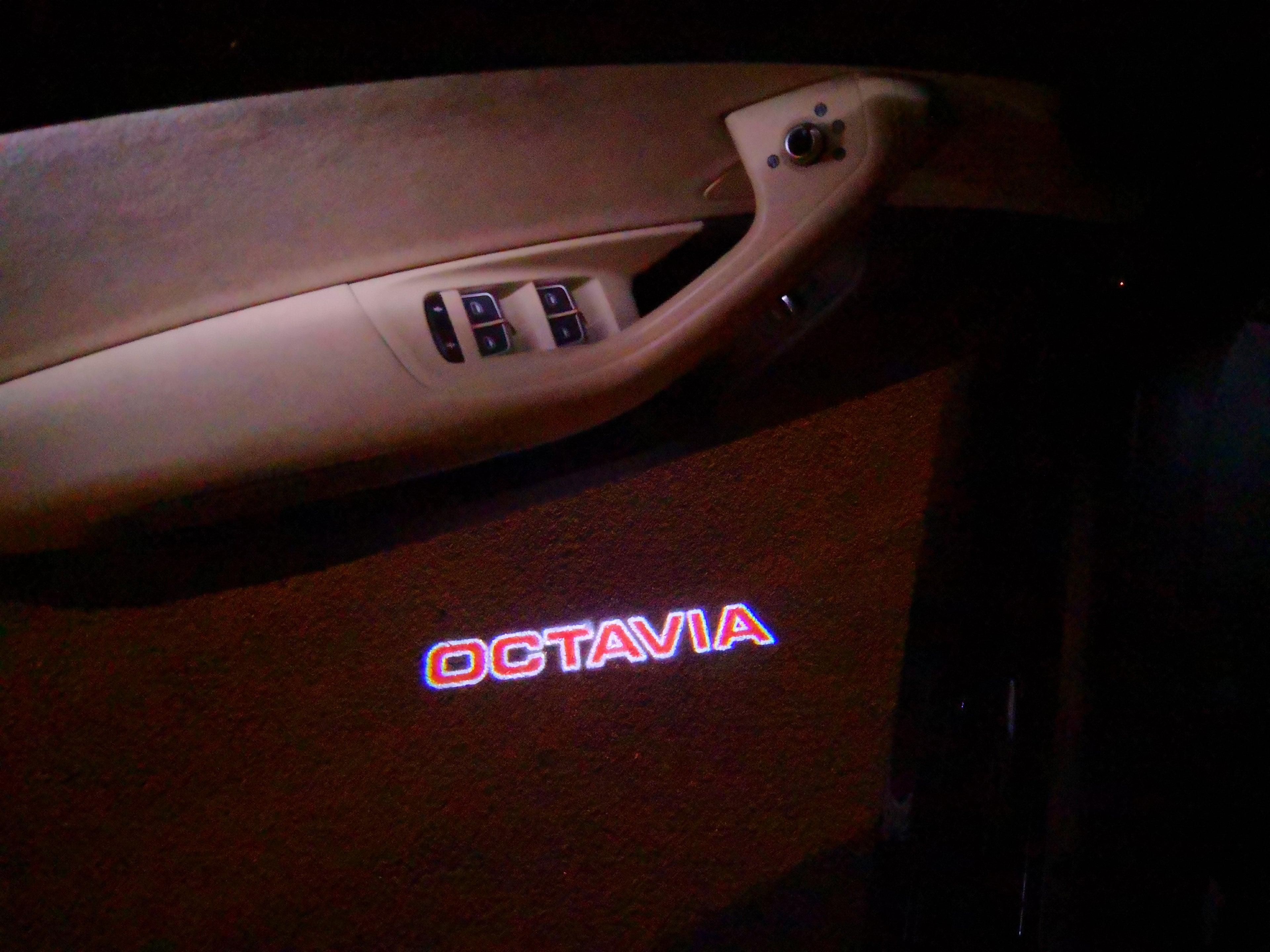 SKODA OCTAVIA LOGO LIGHTS Nr.106 (cantidad 1 = 2 logo película / 2 luces de puerta)