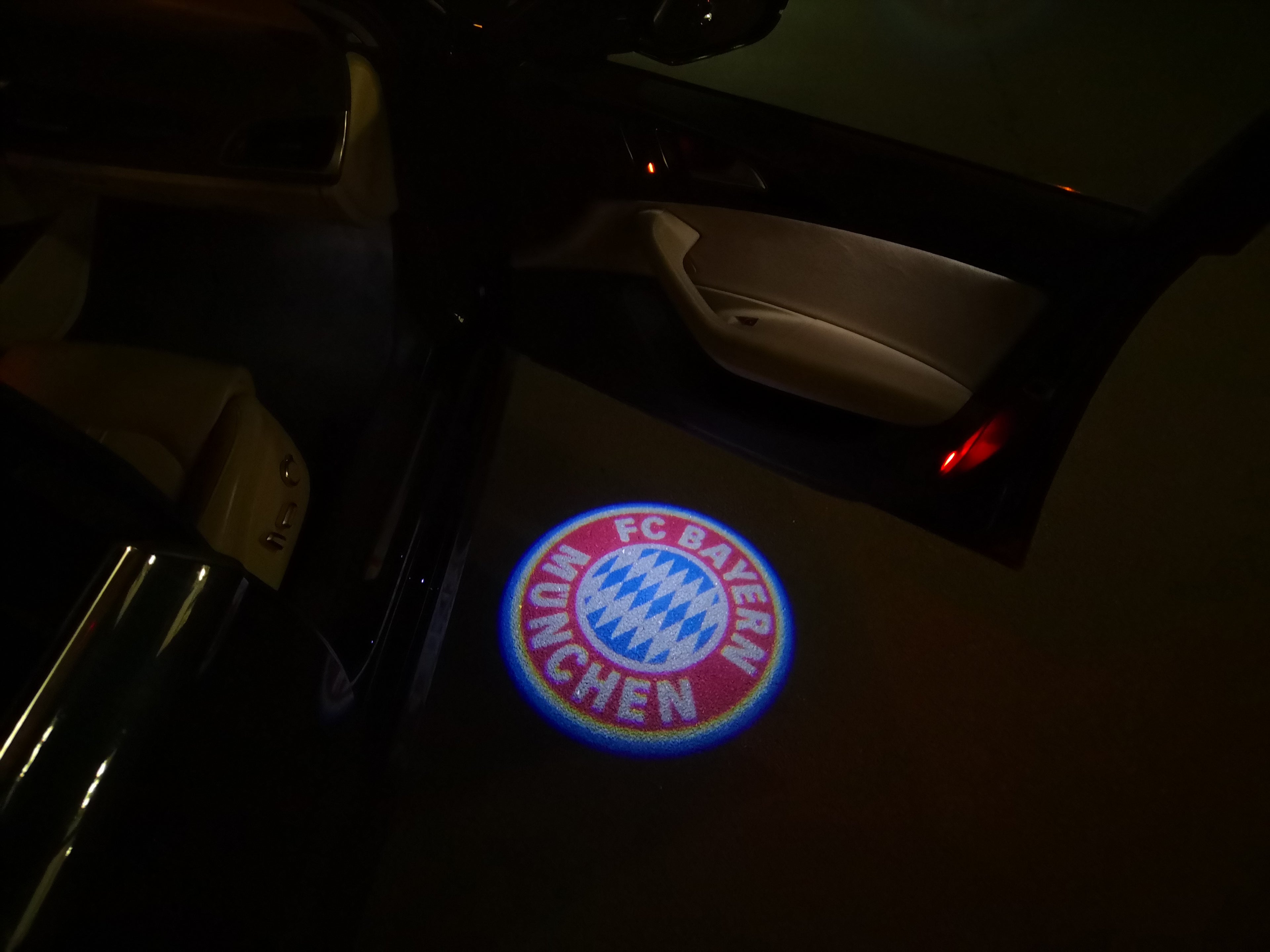 شعار FC BAYERN رقم 239 (الكمية 1 = 2 فيلم شعار / 2 مصباح باب