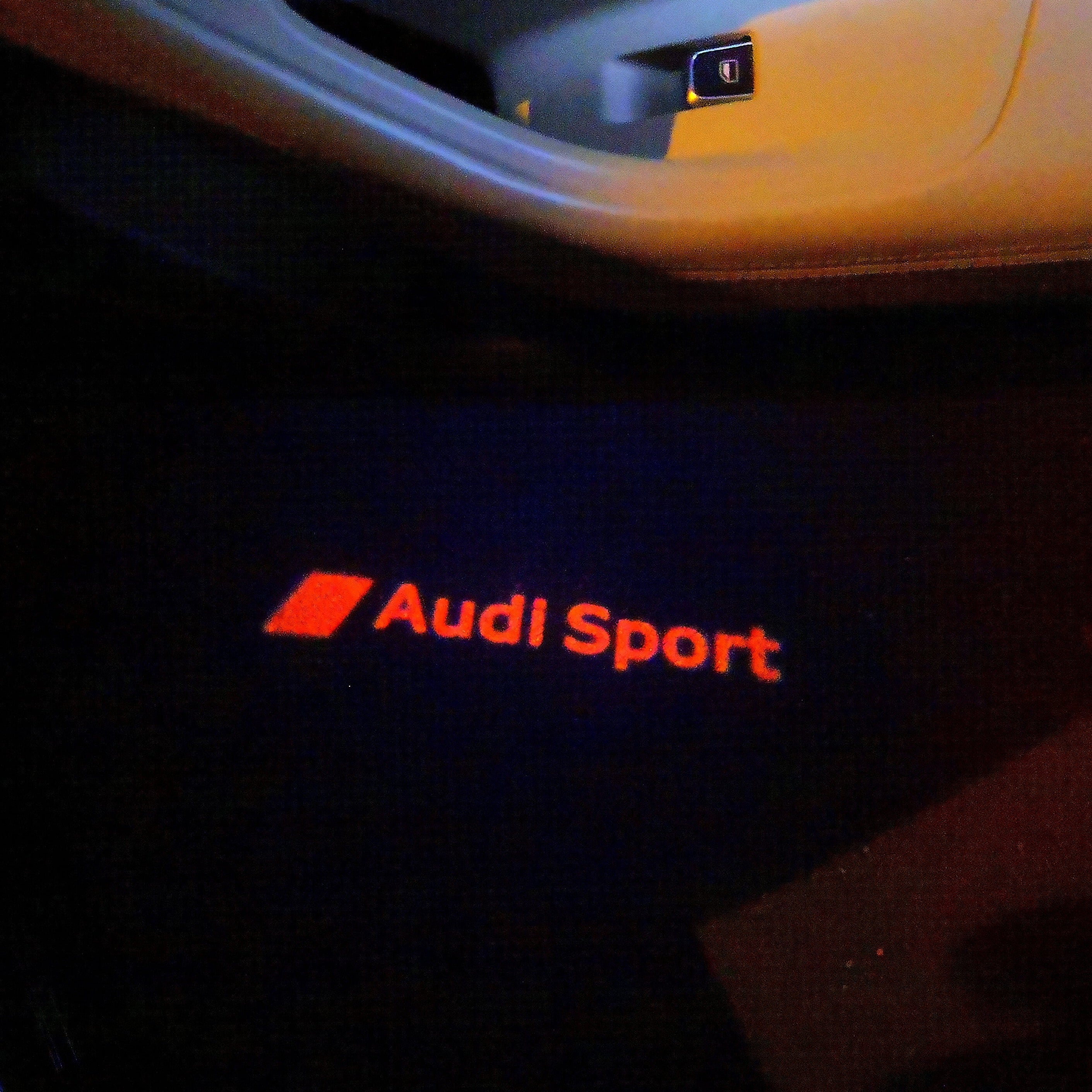 AUDI LOGO PROJECTOT LIGHTS Nr.111 (Menge 1 = 2 Logofolien /2 Türleuchten)