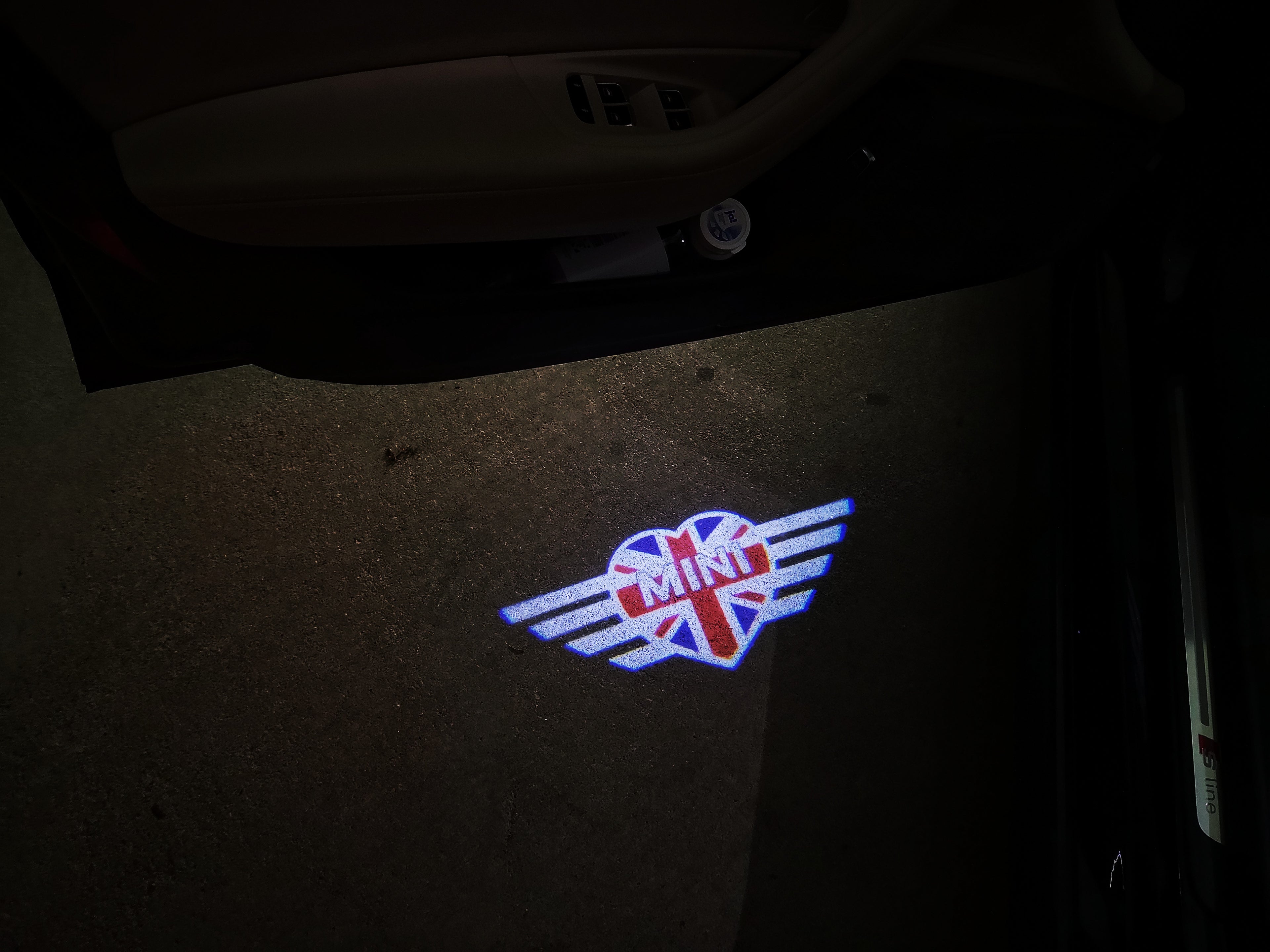 MINI BRITISH NATIONAL FLAG LOGO PROJECROTR LIGHTS Nr.10 (Menge 1 = 2 Logo Film / 2 Türleuchten)