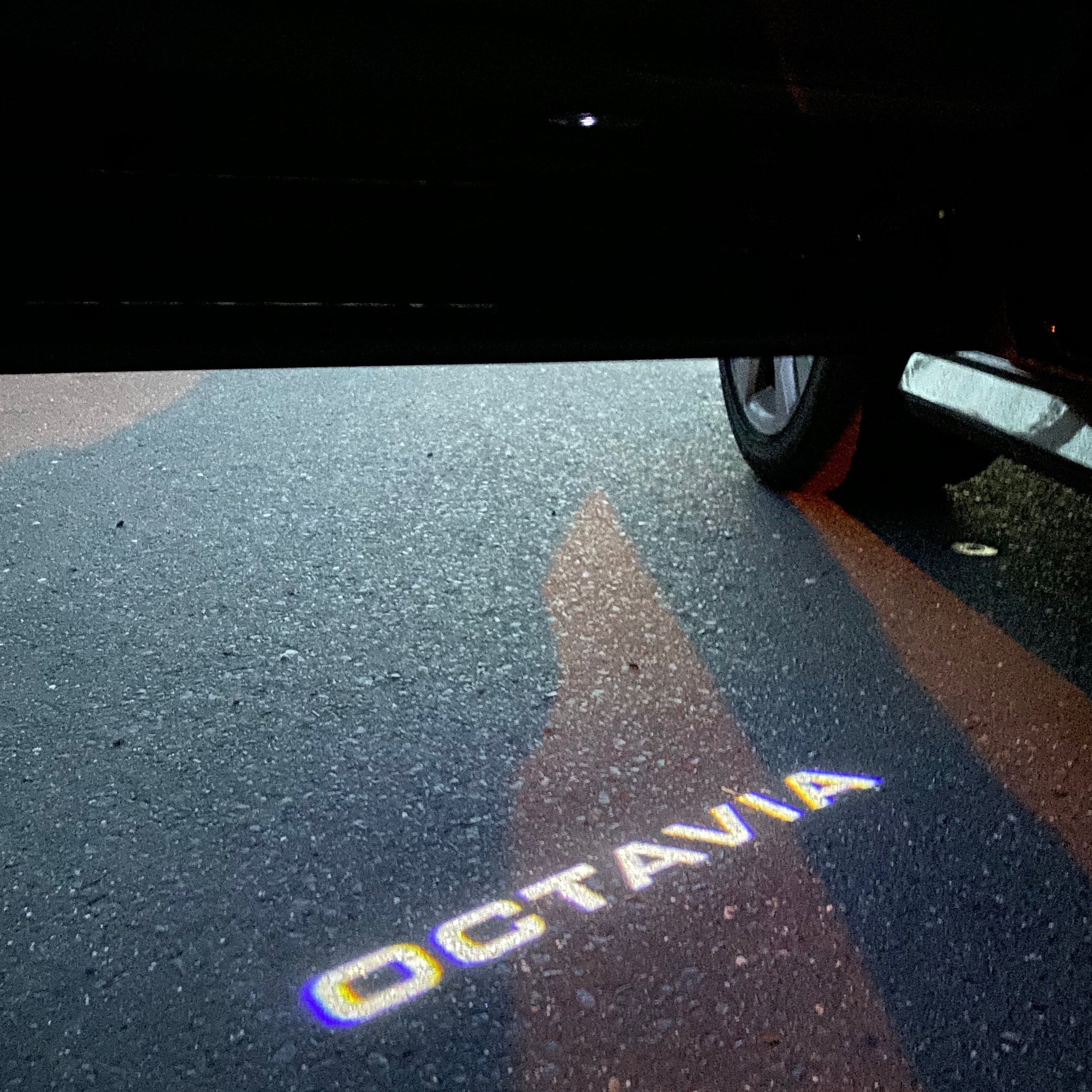 SKODA OCTAVIA LOGO LIGHTS Nr.108 (cantidad 1 = 2 logo película / 2 luces de puerta)