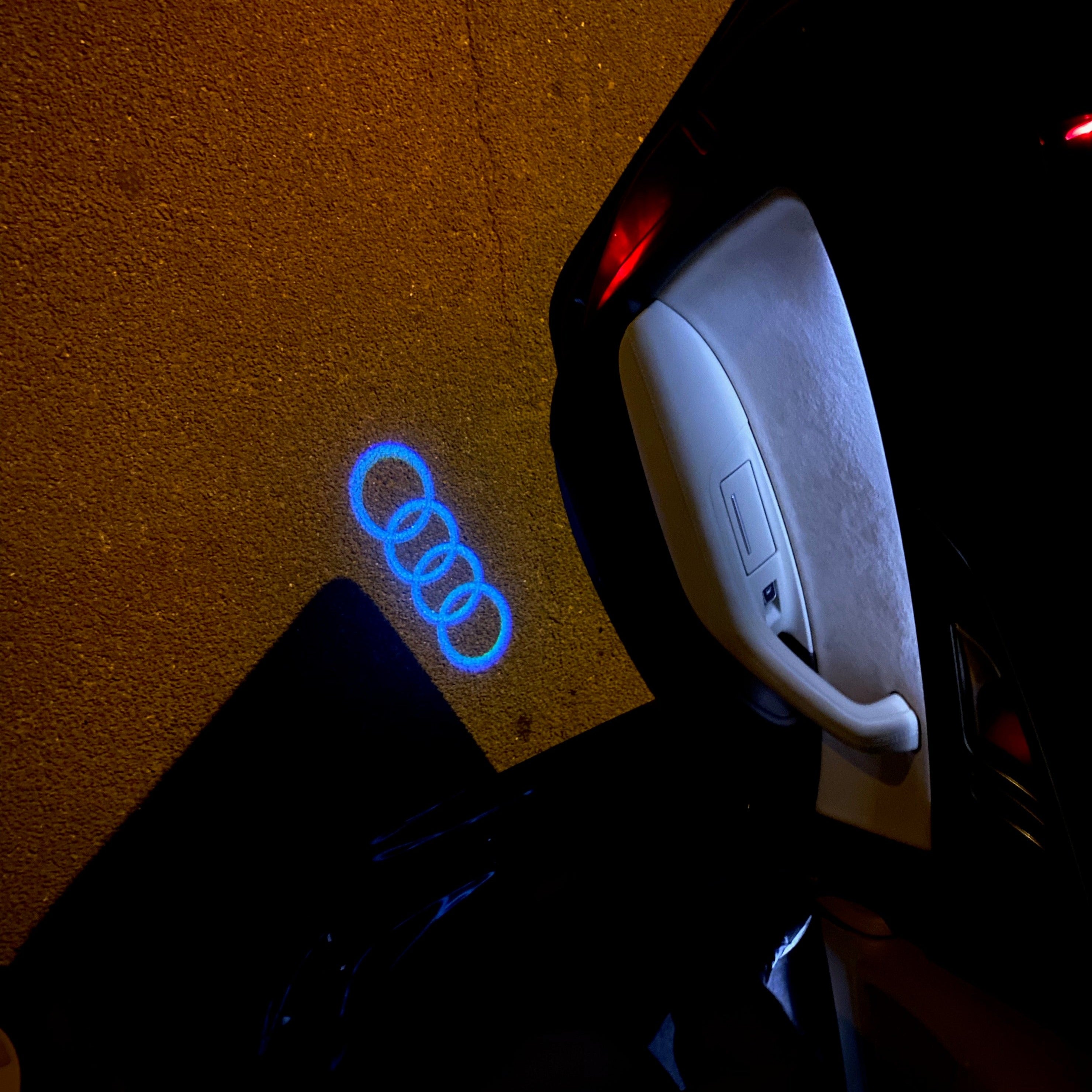 LUCI PROIETTORI LOGO AUDI Nr.08 (quantità 1 = 2 Pellicole Logo / 2 luci porta)