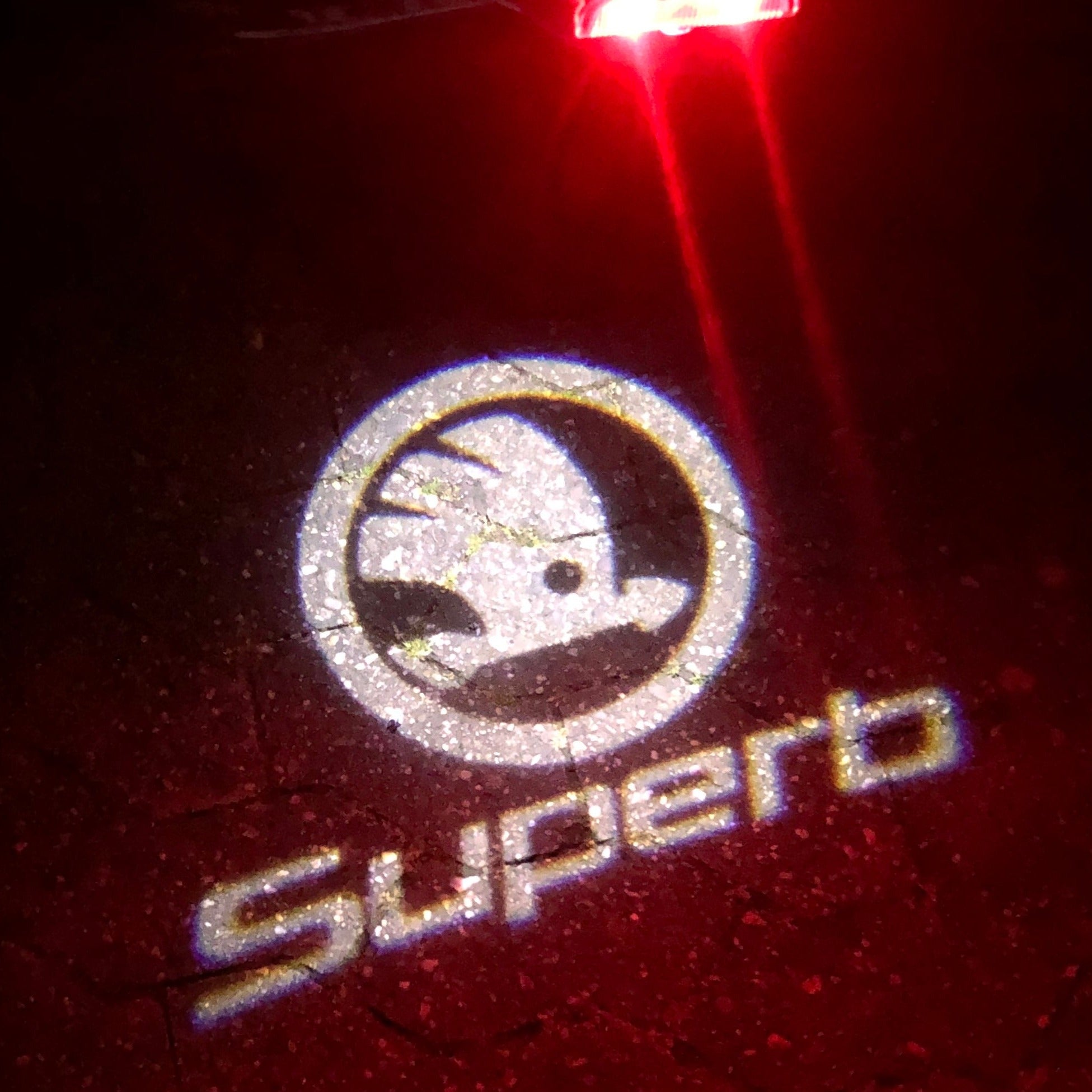 SKODA SUPERB LOGO LIGHTS Nr.52 (الكمية 1 = 2 شعار فيلم / 2 مصباح باب)