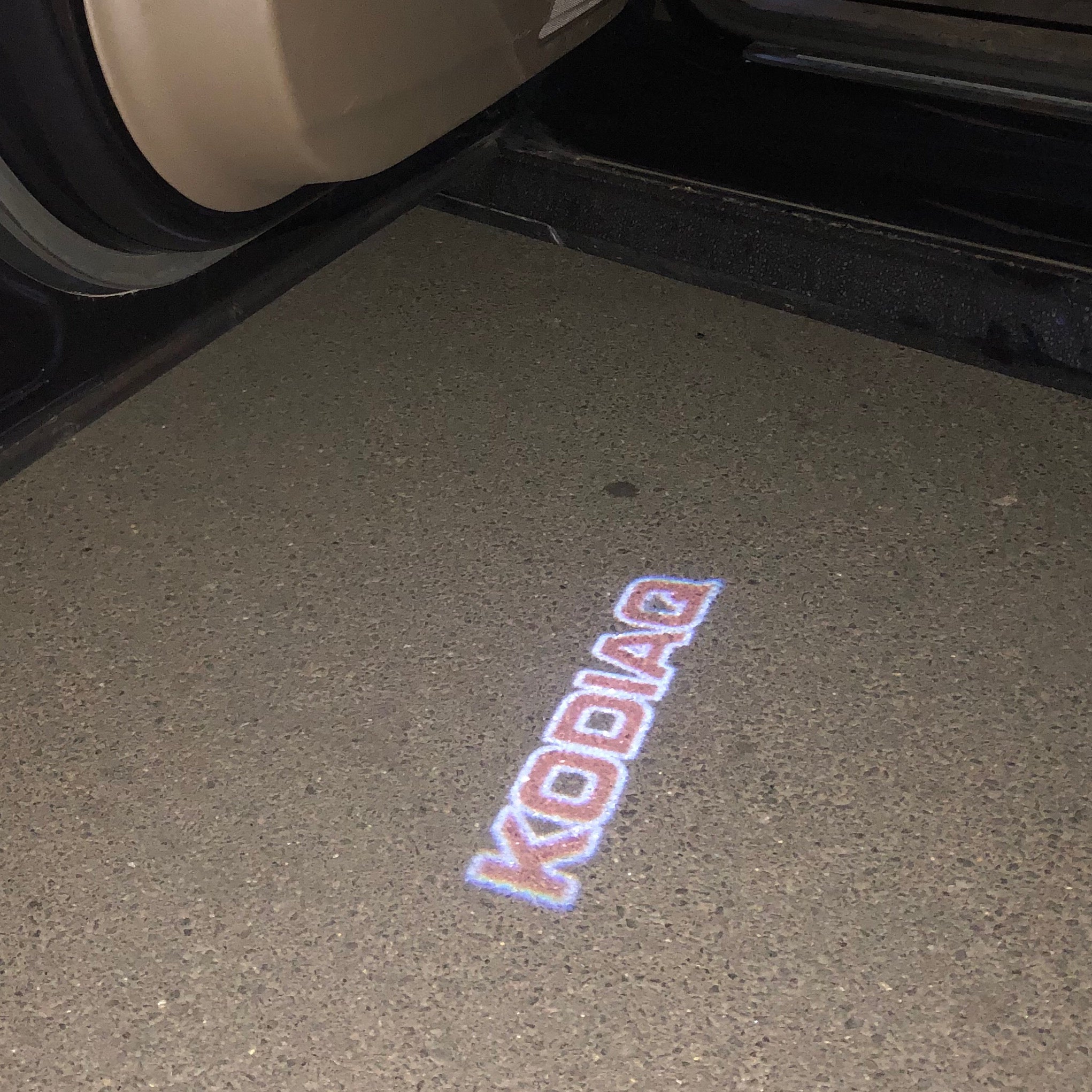 SKODA KODIAQ LOGO PROJECTOR LIGHTS Nr.100 (الكمية 1 = 2 شعار فيلم / 2 أضواء باب)