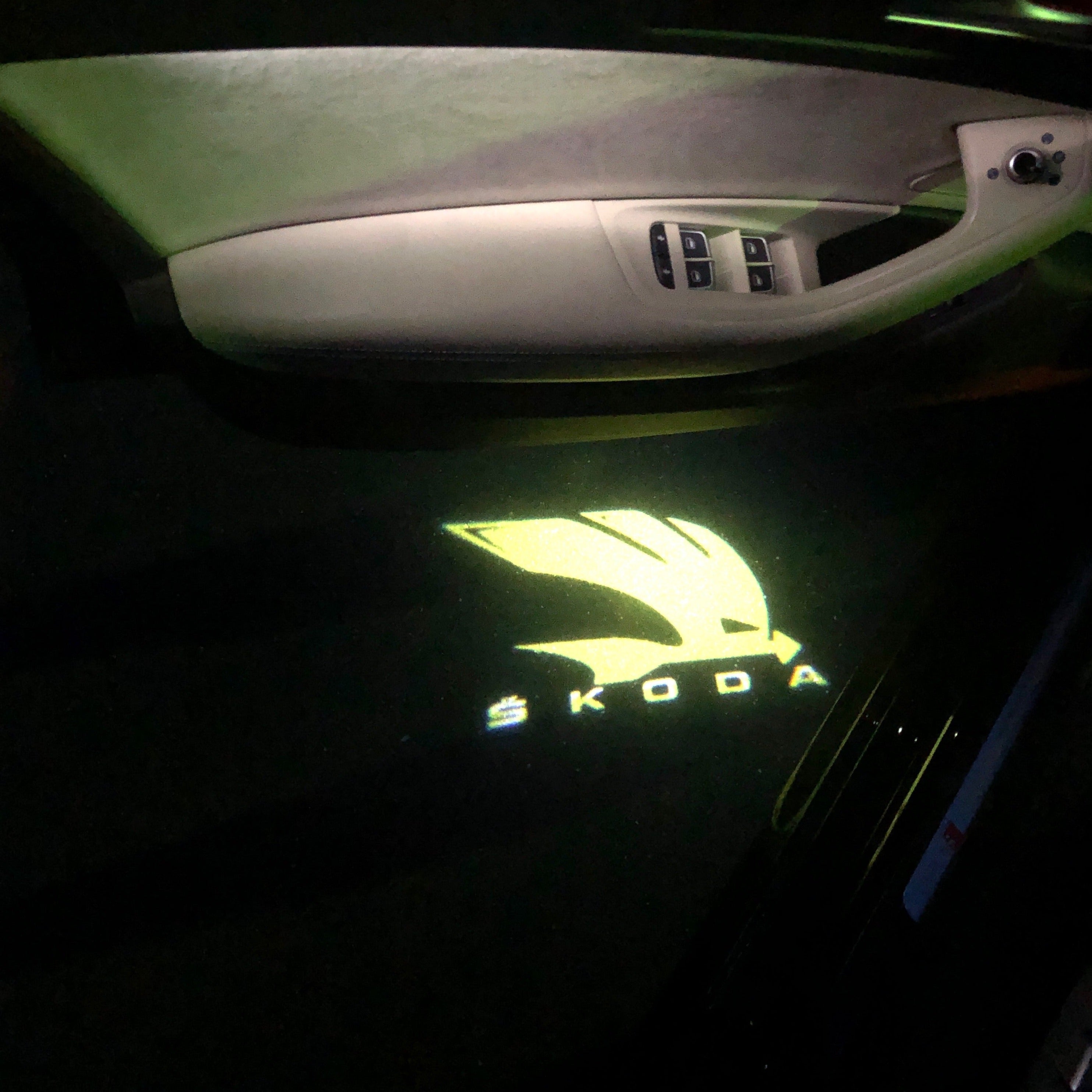 SKODA LOGO PROJECTOT LIGHTS Nr. 38 (quantità 1 = 2 Logo Film / 2 luci porta)