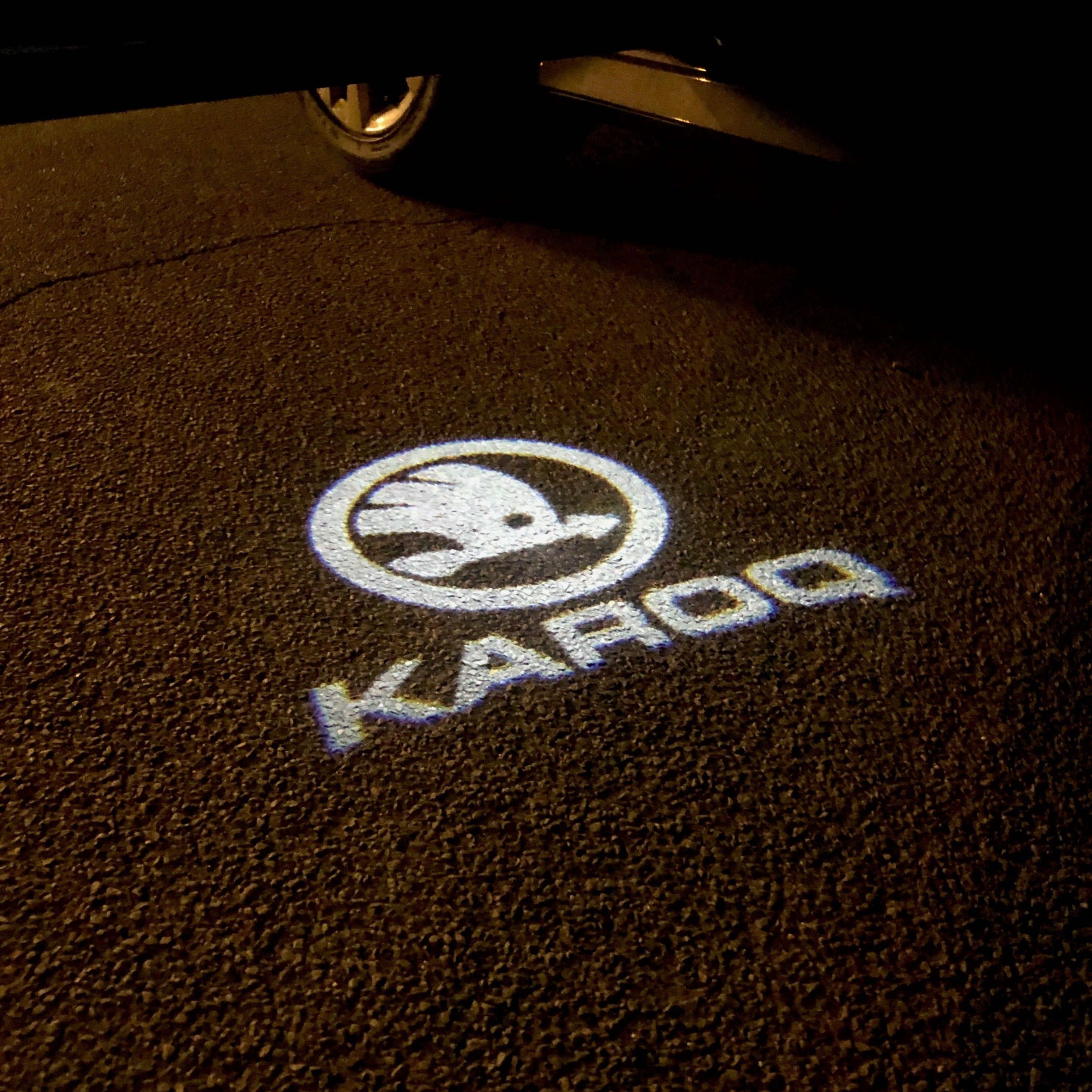 SKODA KAROQ LOGO LIGHTS Nr.50 (cantidad 1 = 2 logo película / 2 luces de puerta)