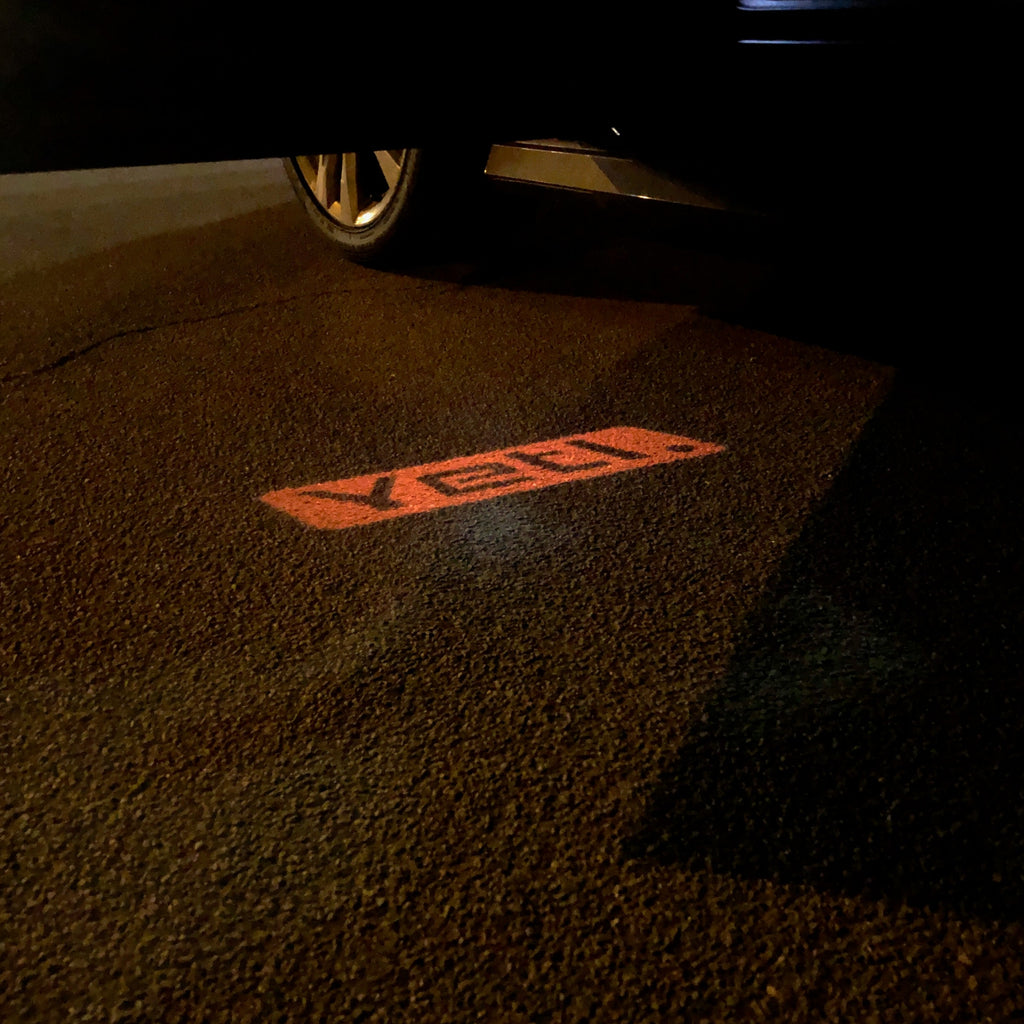 LUCES CON LOGO SKODA YETI Nr.56 (cantidad 1 = 2 Película con Logo / 2 luces de puerta)