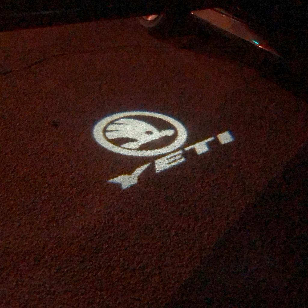 LUCES CON LOGO SKODA YETI Nr.53 (cantidad 1 = 2 Película con Logo / 2 luces de puerta)