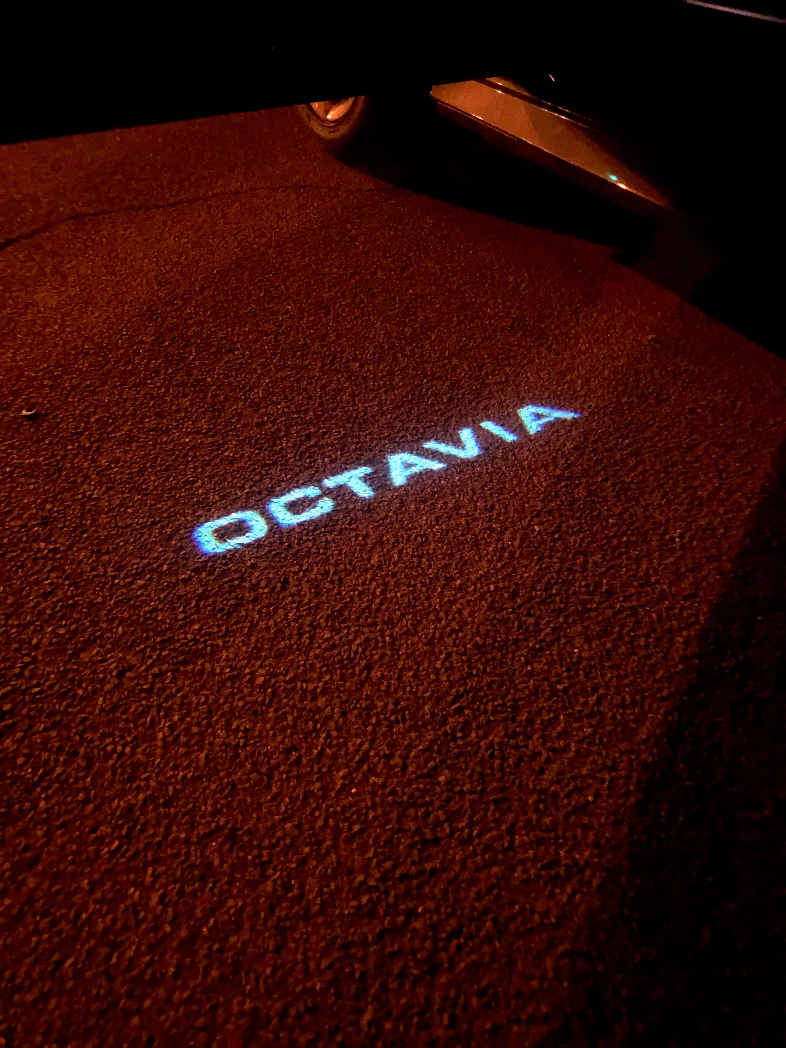 SKODA LOGO PROJECTOT LIGHTS Nr.104 (cantidad 1 = 2 logo película / 2 luces de puerta)