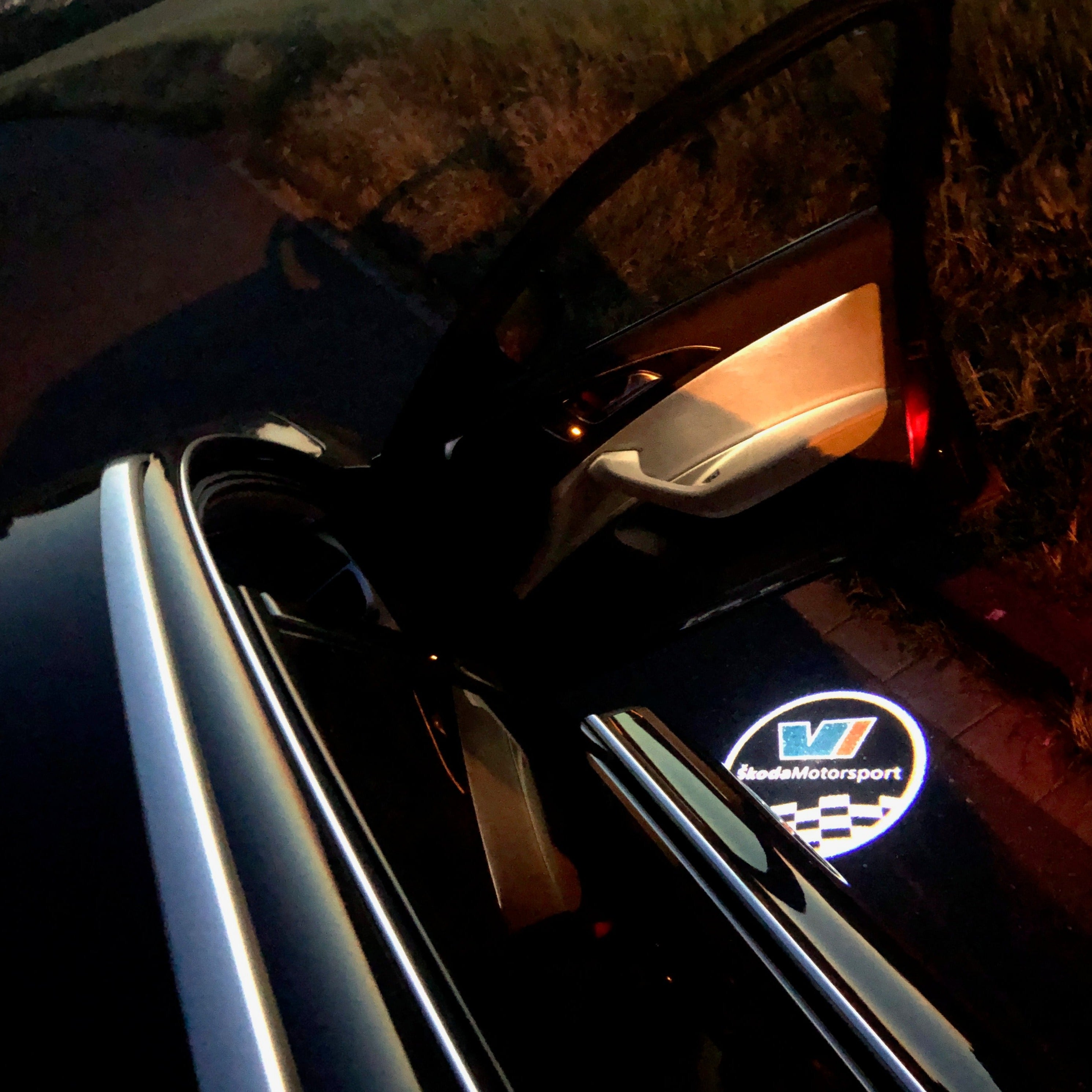 SKODA LOGO PROJECTOT LIGHTS Nr.73 (cantidad 1 = 2 logo película / 2 luces de puerta)
