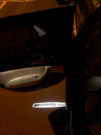 MERCEDES BENZ AMG LOGO PROJECTOR LIGHTS Nr.15 (الكمية 1 = 1 مجموعة / 2 أضواء باب)
