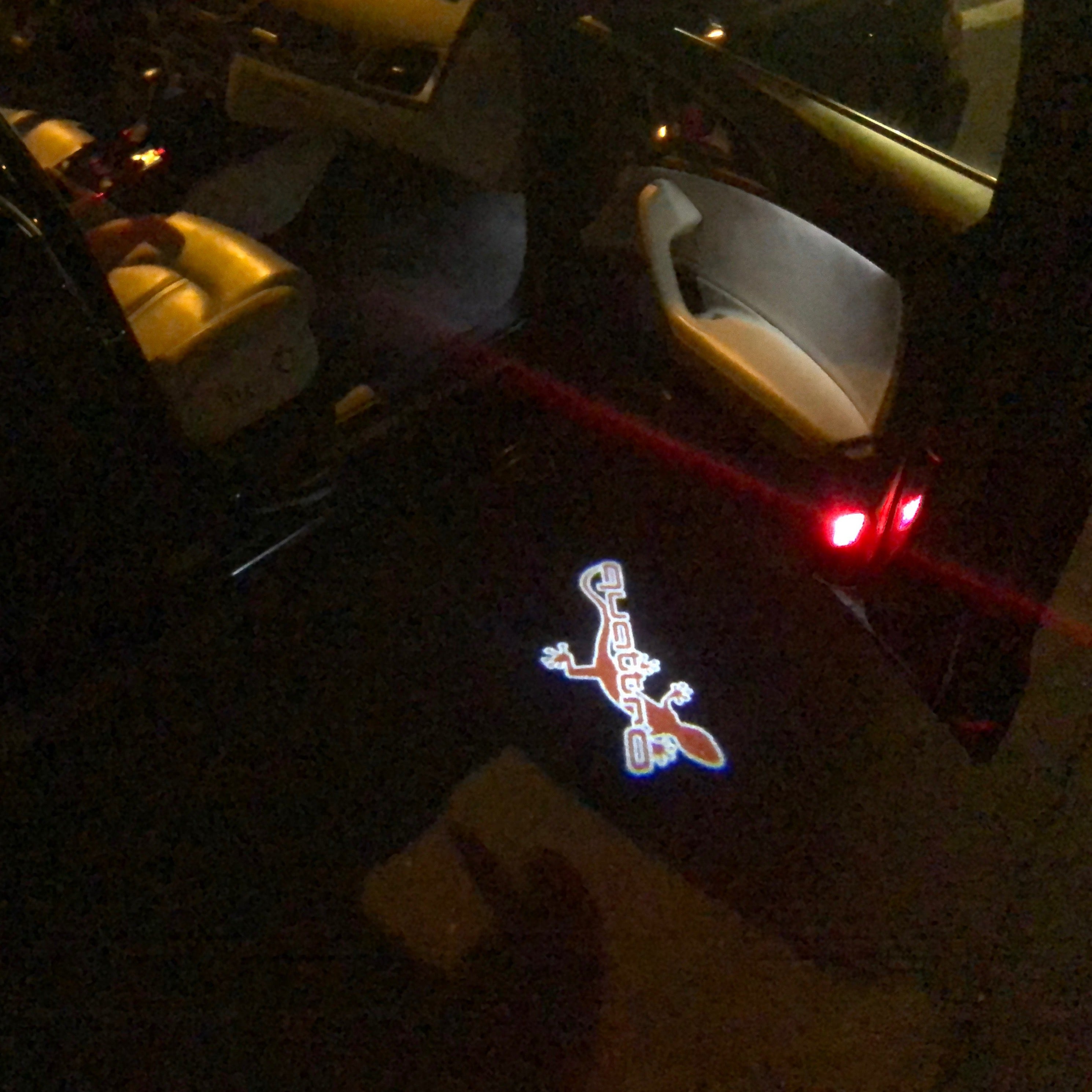 AUDI QUATTRO GECKO LOGO PROJECTOT LIGHTS Nr.63 (Menge 1 = 2 Logofolien /2 Türleuchten)