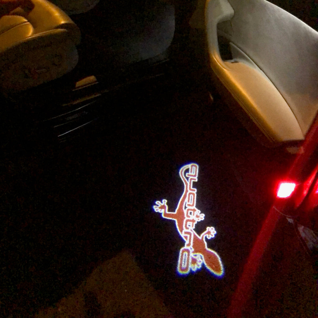 AUDI QUATTRO GECKO LOGO PROJECTOT LIGHTS Nr.63 (Menge 1 = 2 Logofolien /2 Türleuchten)