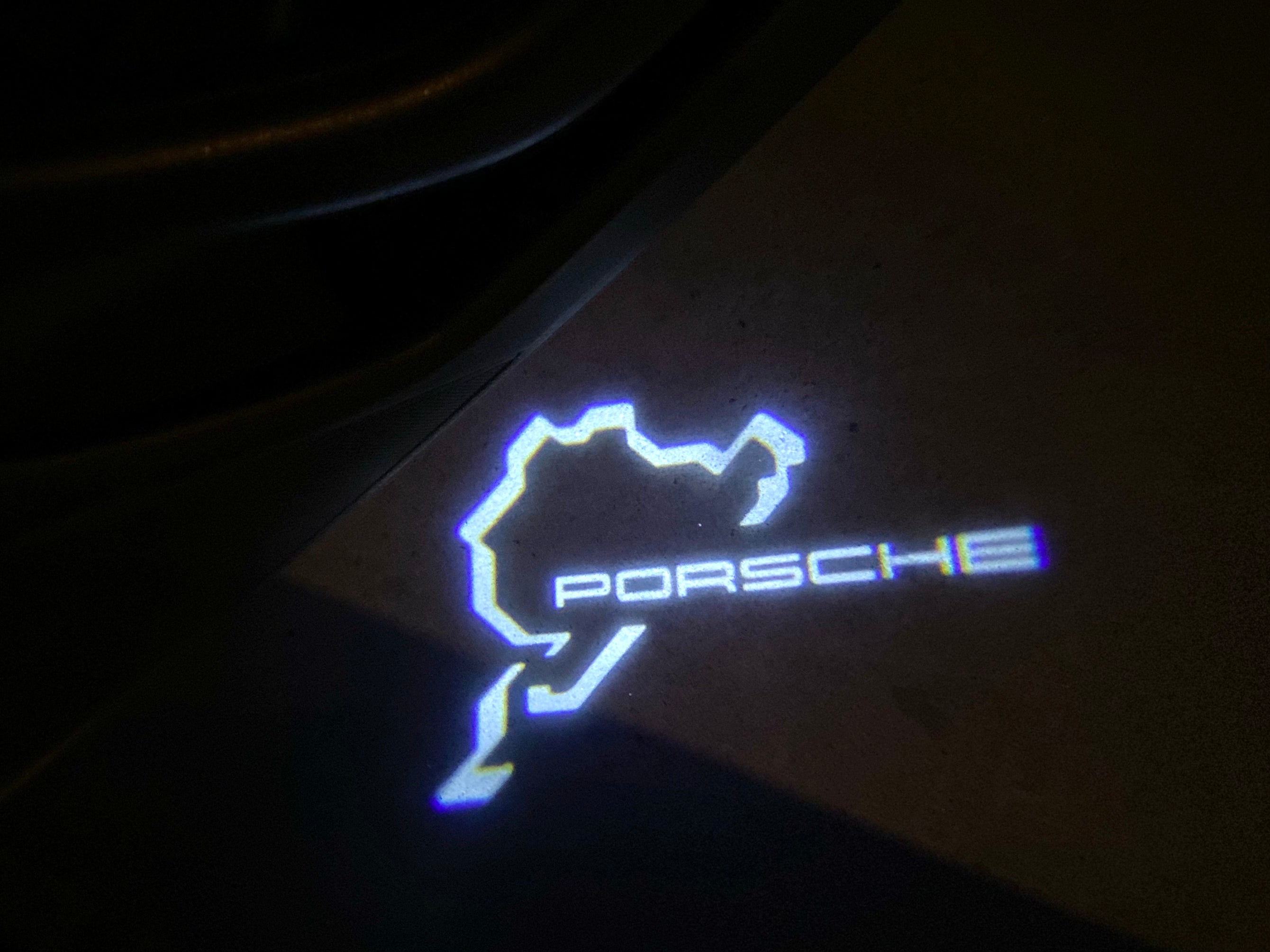 LUCI PROIETTORI LOGO ORIGINALI PORSCHE Nr.03 (quantità 1 = 2 Logo Film / 2 luci porta)